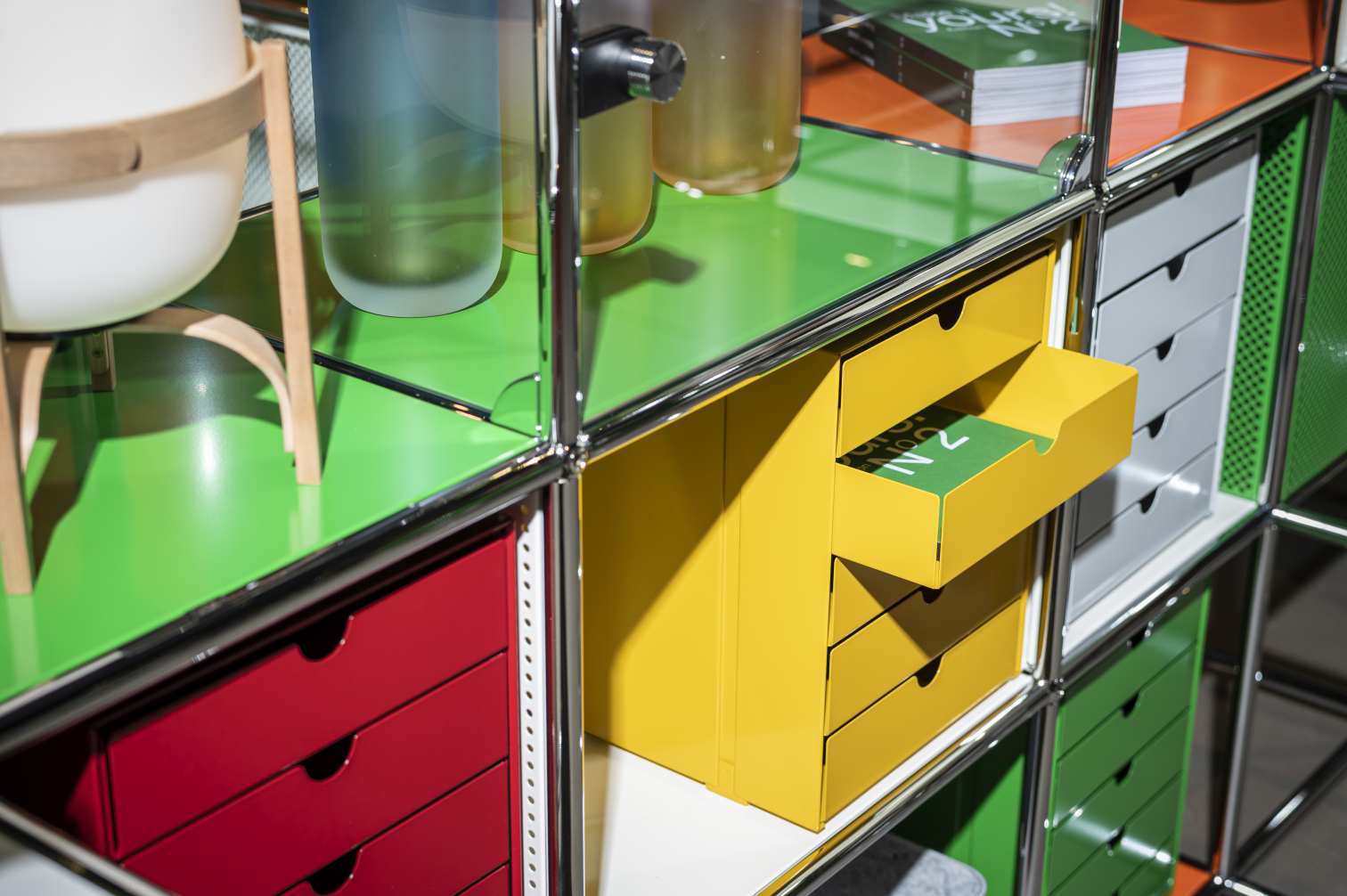 USM Haller Inos coffret C4 avec 5 plateaux fermés Home Office Vert