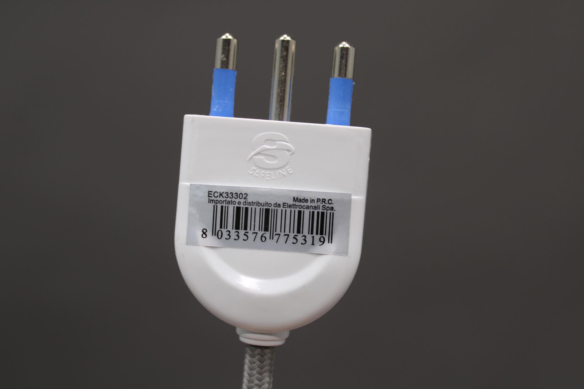 Detailaufnahme des Typ L Steckers für die Granny Tischleuchte von Casamania Horm.