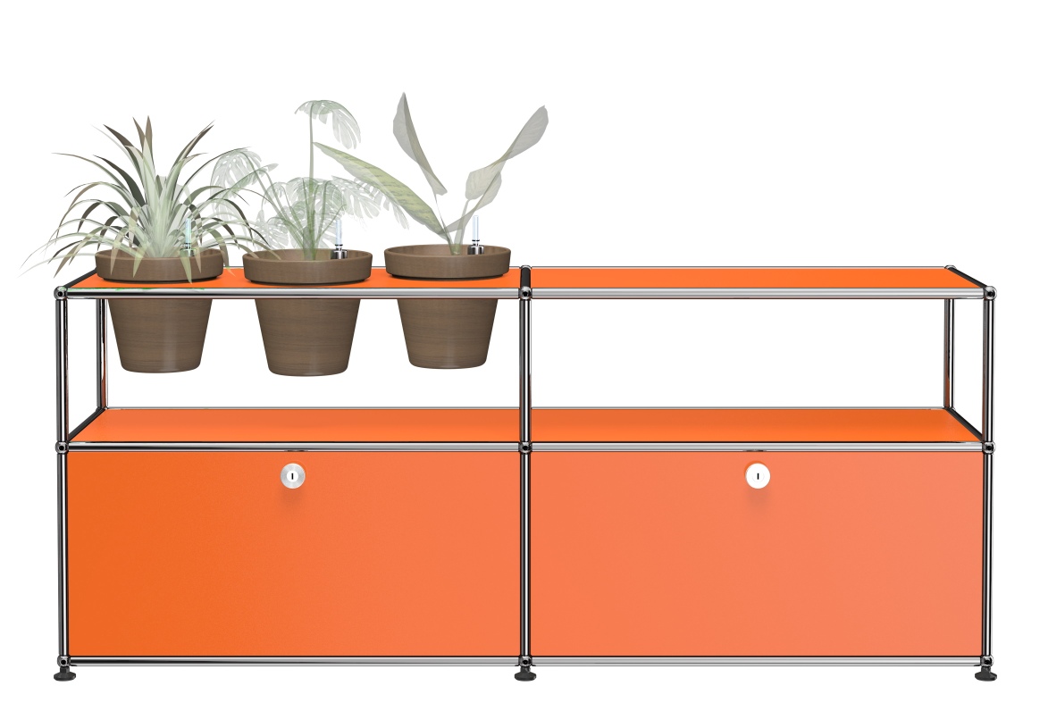 Reinorange USM Haller Sideboard mit Pflanzenwelten-Konfiguration. Modernes Designmöbel mit Schubladen und Pflanzen.