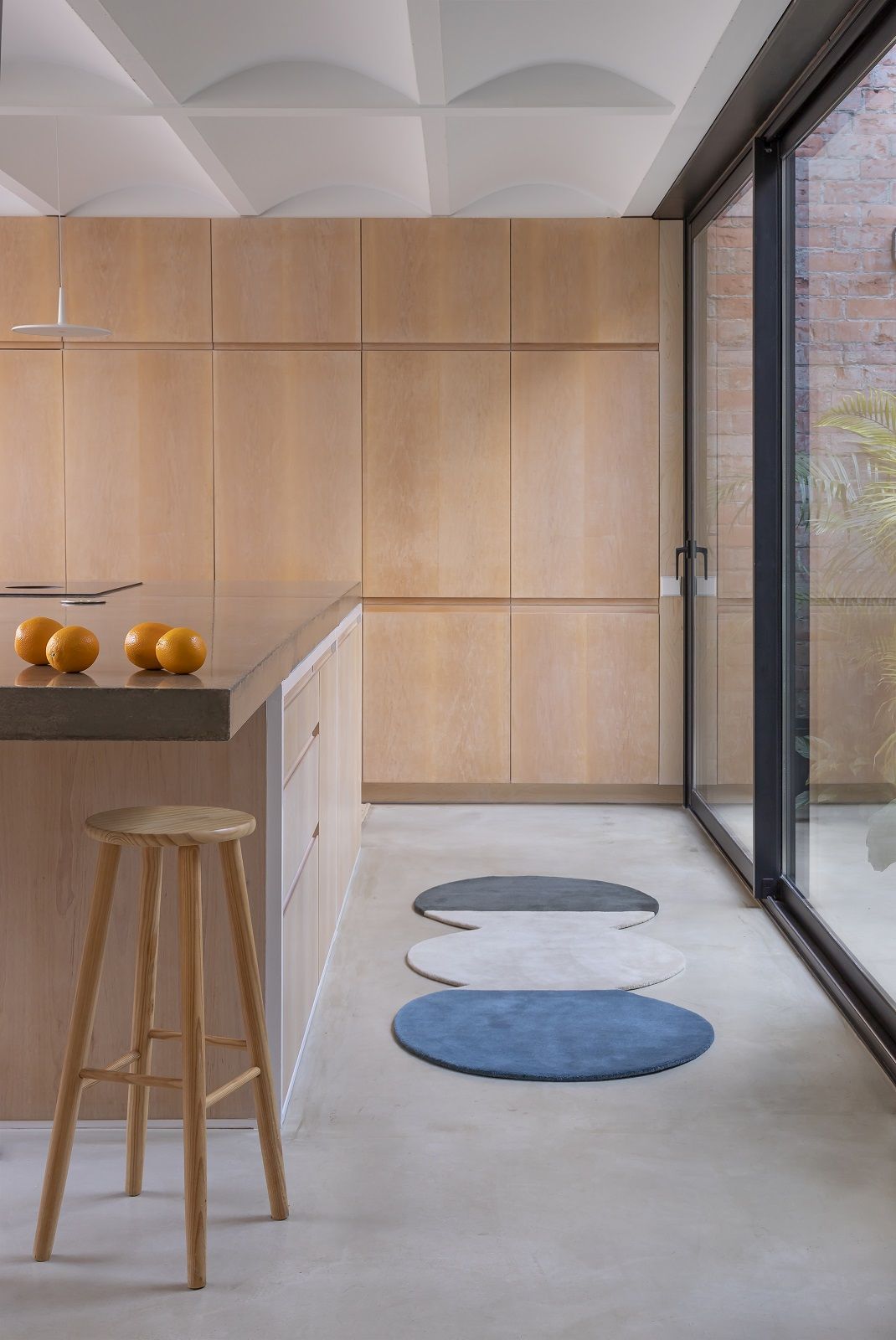 Moderner Pearls Runner Teppich von Nanimarquina in Blau, Grau und Weiß im minimalistischen Küchenambiente.