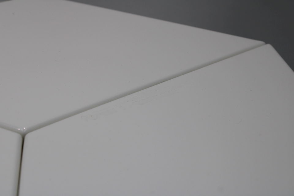 Prismatic Table Table d'appoint BLANC Vitra OBJECTS IMPARFAITS