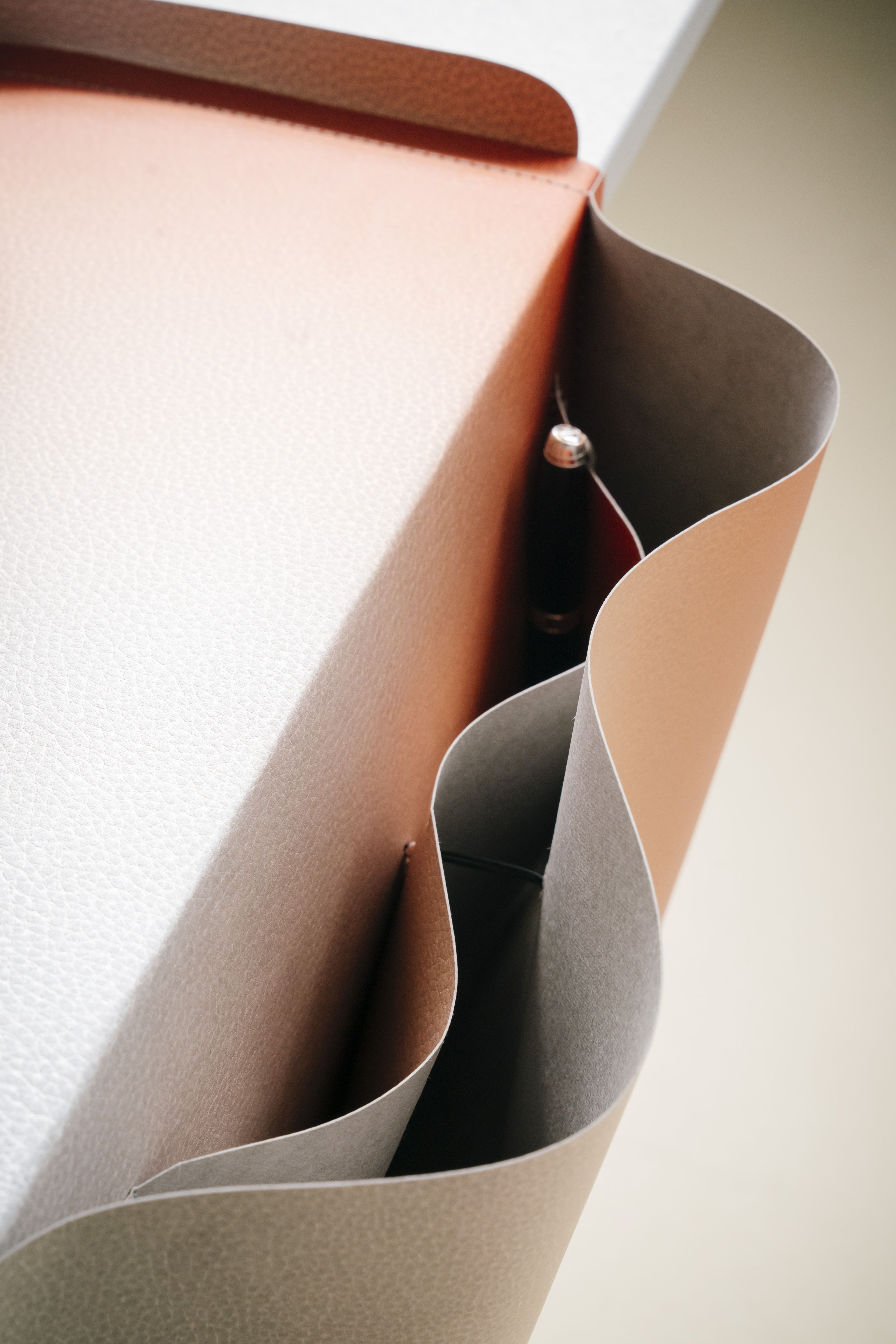 Salto Meuble en papier / Organizer Richard Lampert