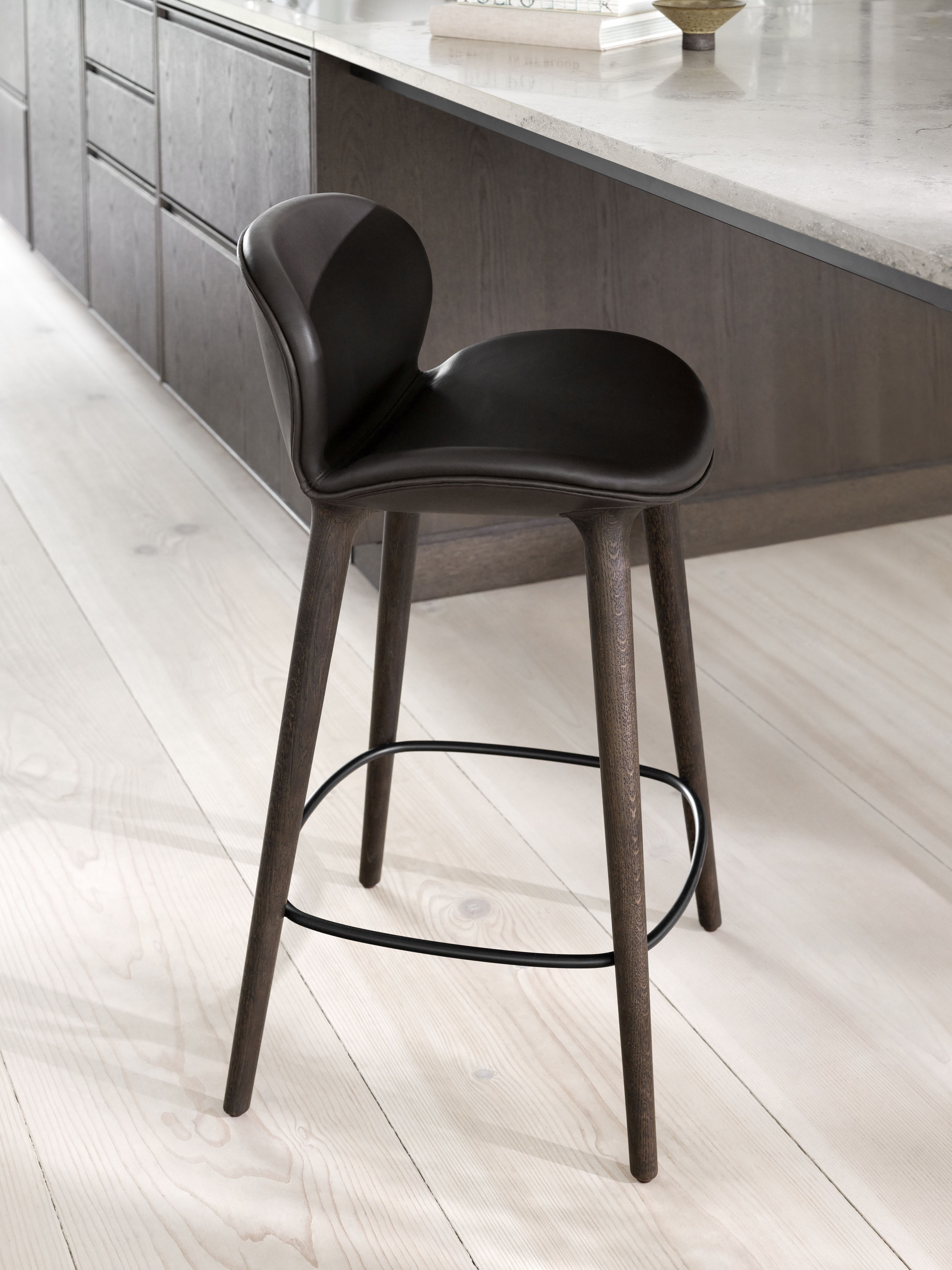 Lodge Tabouret de bar chêne foncé / cuir brun foncé Vipp