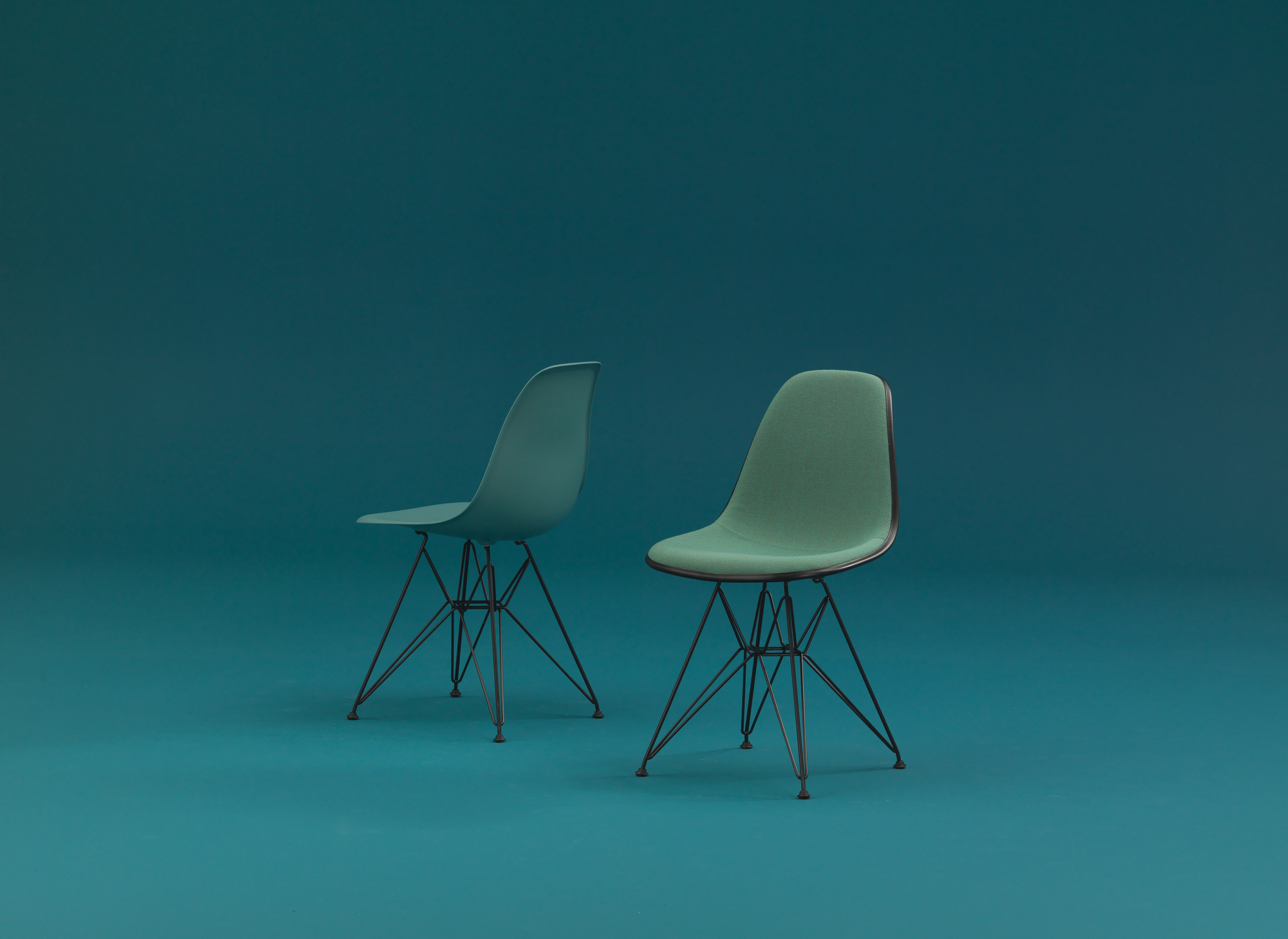 Eames Plastic Side Chair DSR Stuhl Vitra-Classic rot-Basic dark Eames Plastic Side Chair DSR Stuhl Vitra-Classic rot-Basic dark