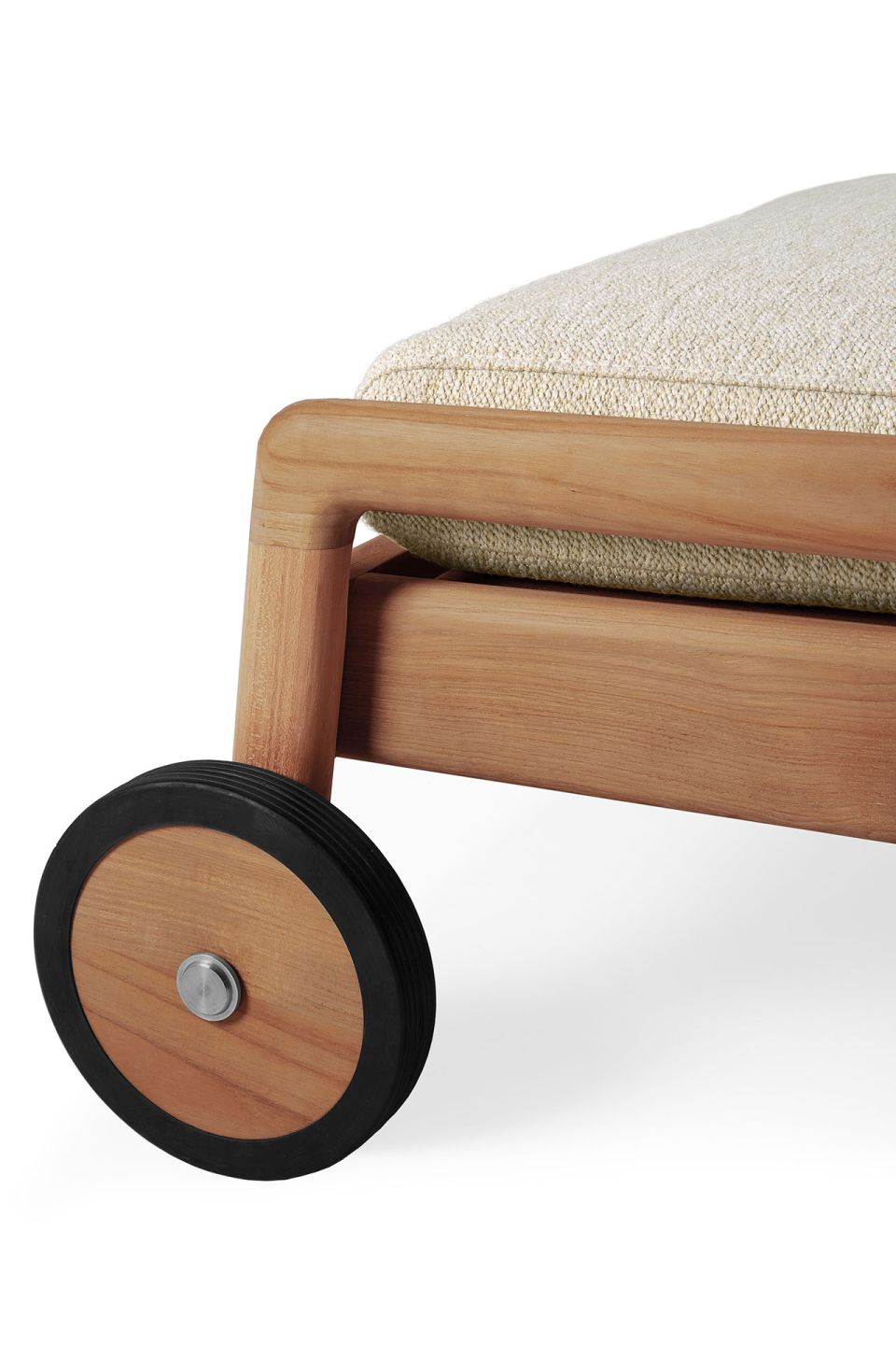 Coussin pour chaise longue Jack Outdoor Natural Ethnicraft Detailaufnahme: Kissen für Jack Outdoor Liege mit Holzrahmen und Rad von Ethnicraft.