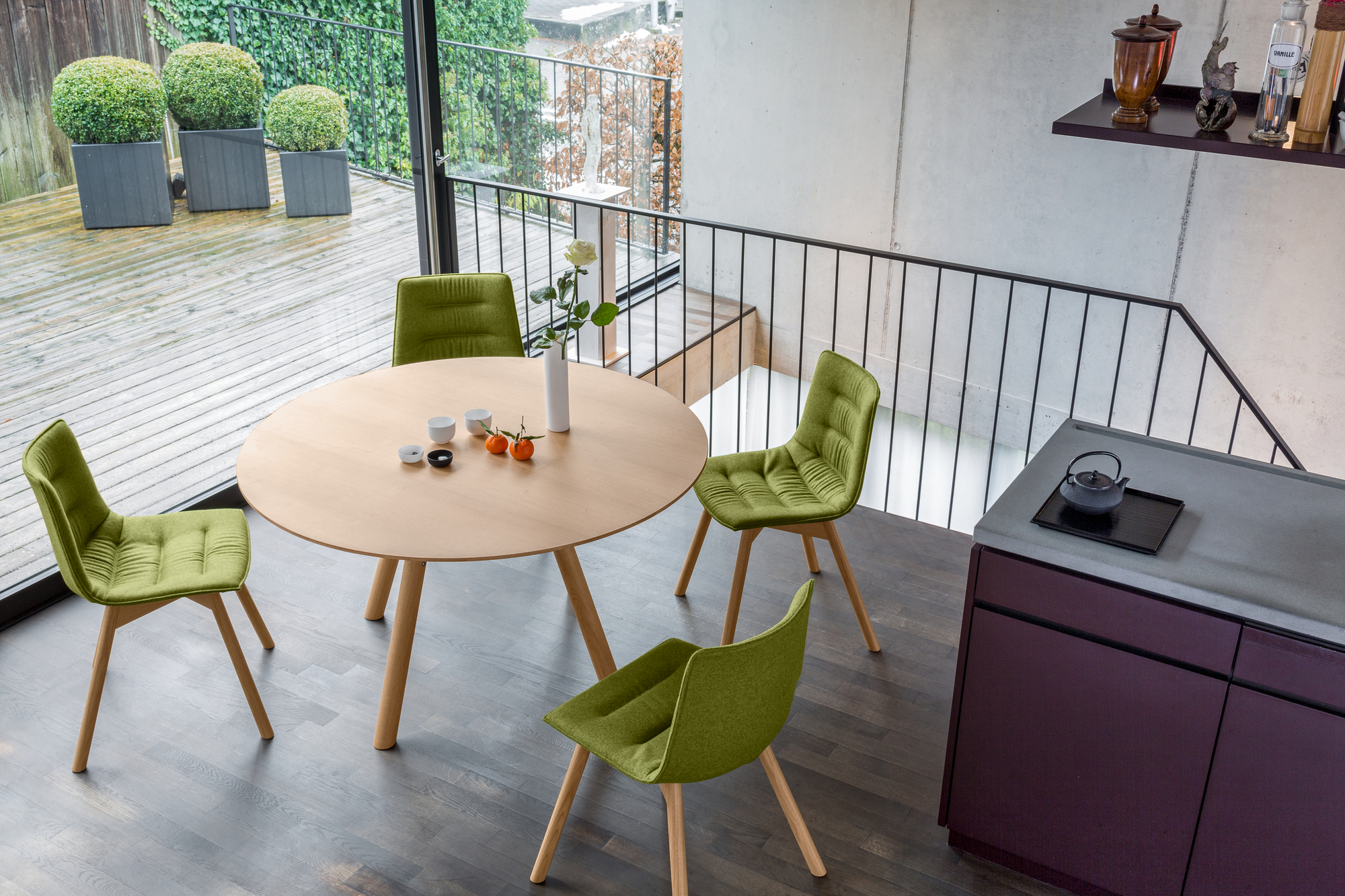 Akio Table ronde Girsberger