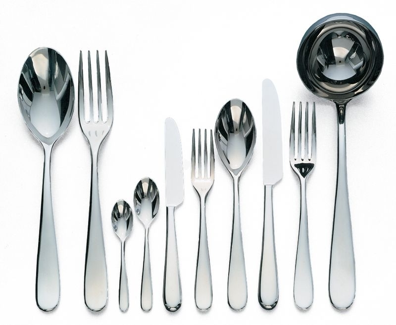Alessi Nuovo Milano Besteckgarnitur: Detailaufnahme von Messer, Gabel, Löffel und Schöpfkelle aus Edelstahl.