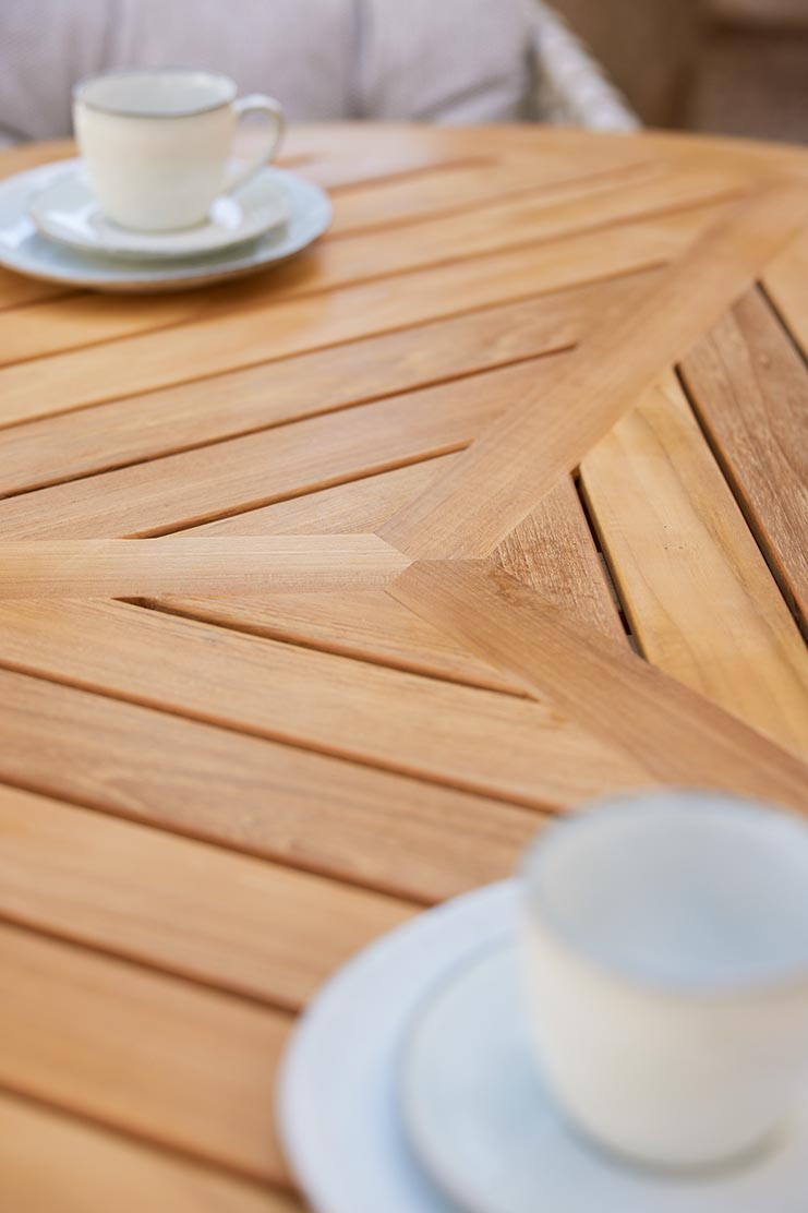 Définir une table de salle à manger ronde d'extérieur en rotin