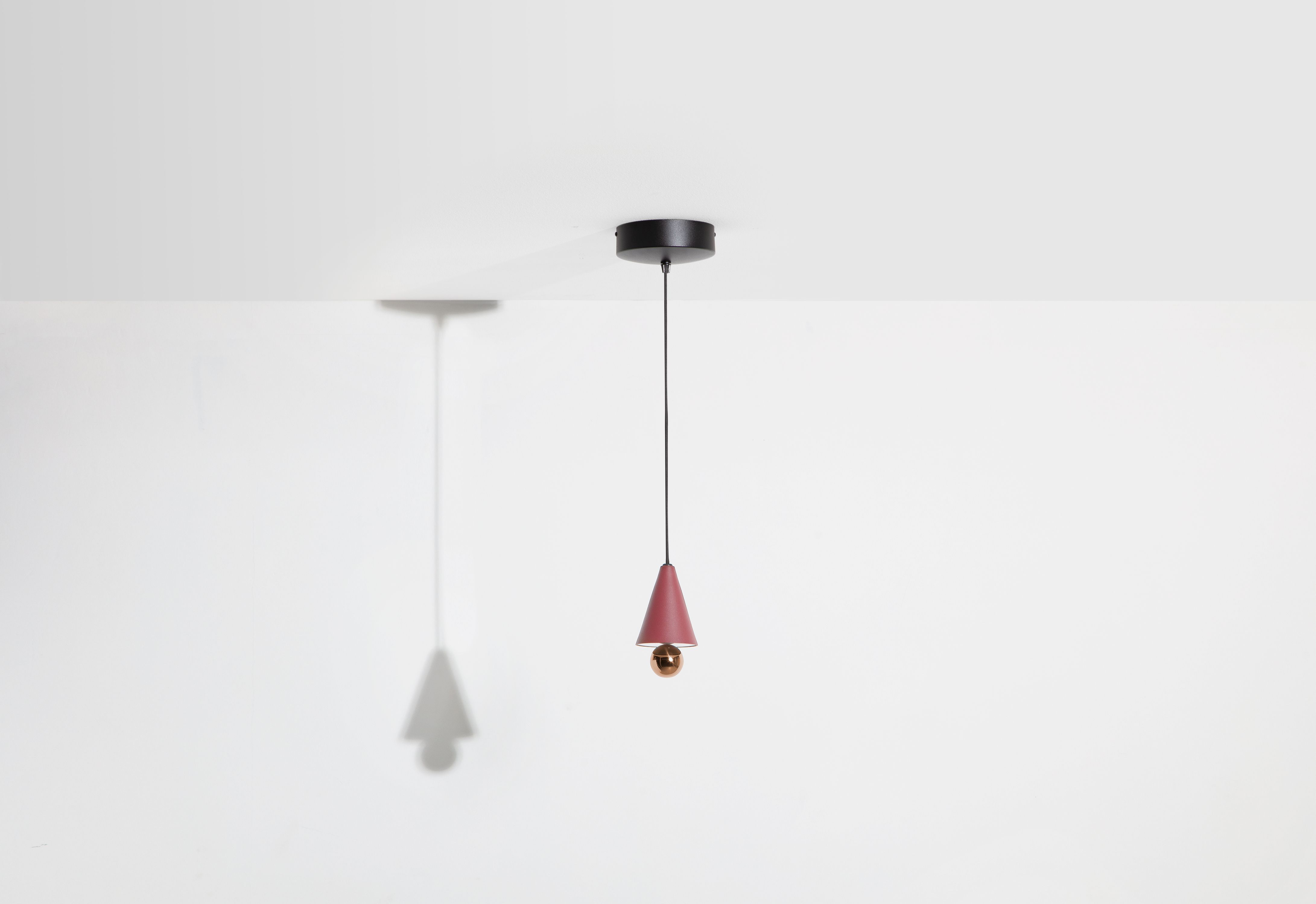 Braunrote Cherry Pendelleuchte XS von Petite Friture, moderne Hängelampe für Wohnzimmer und Esszimmer.