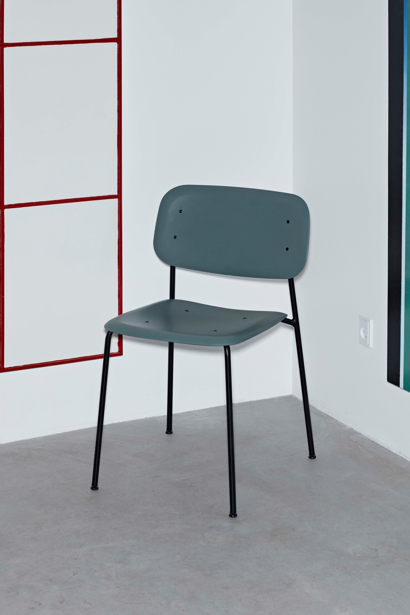 Hay Soft Edge Stuhl in Staubgrün mit schwarzem Gestell, moderner Designstuhl für Esszimmer.