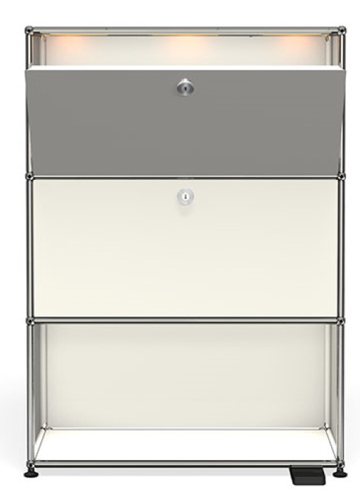 USM Haller Highboard in Reinweiss mit Klapptür und integrierter Beleuchtung, modernes modulares Möbeldesign.