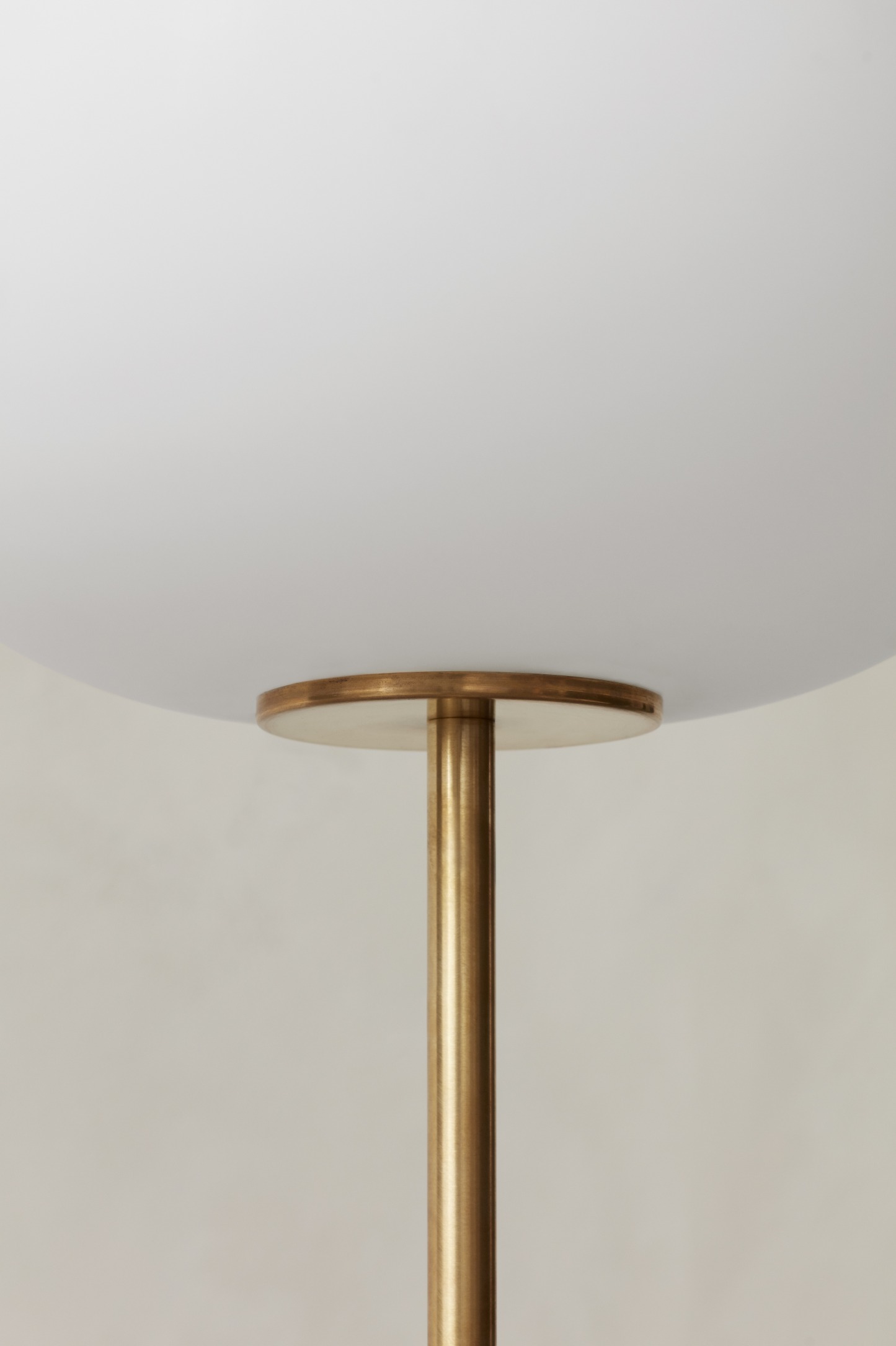 JWDA Lampadaire Audo Marbre de carrare - laiton bronzé