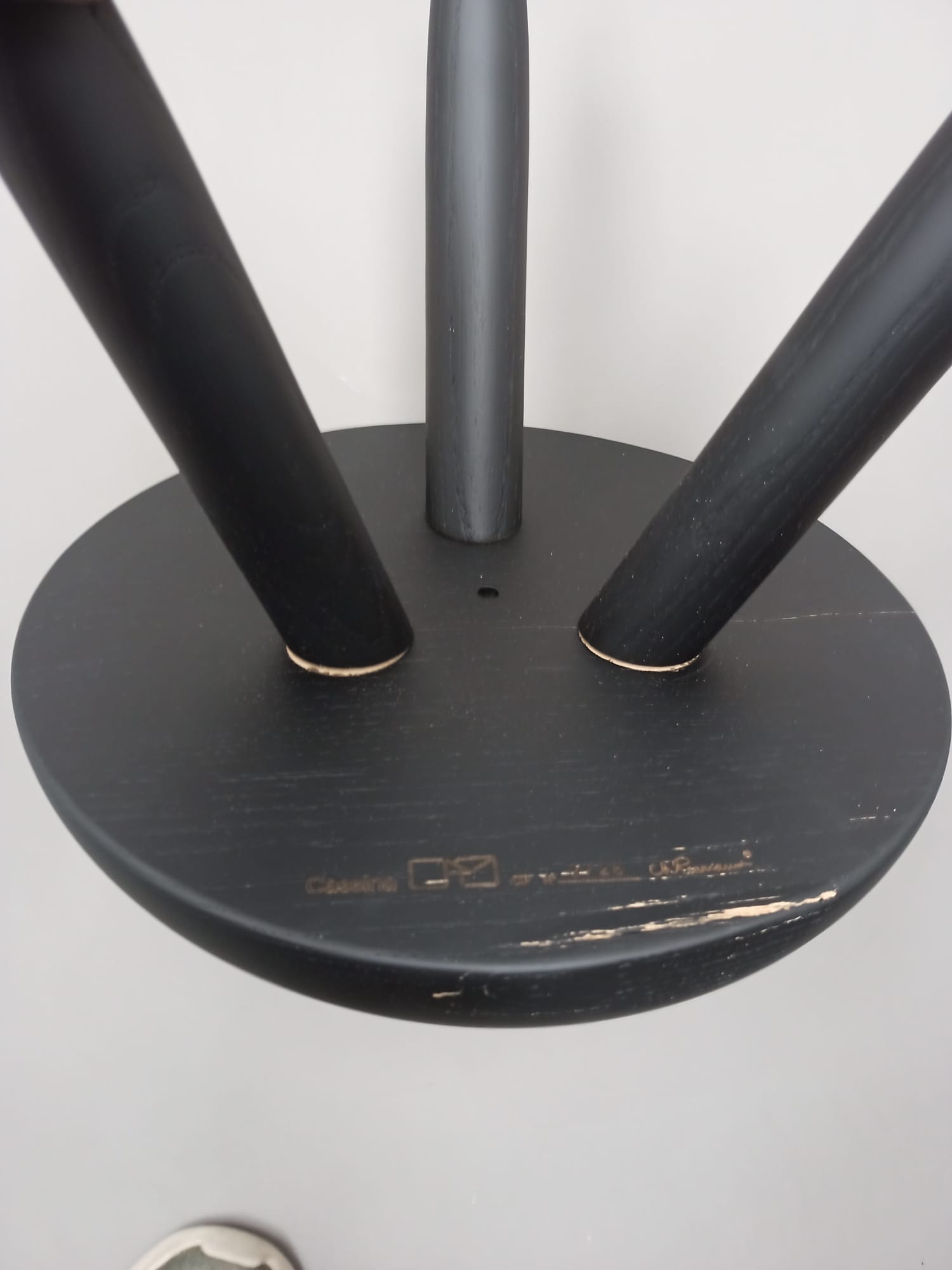 524 Tabouret Berger série teinté noir Cassina OBJECTS IMPARFAITS