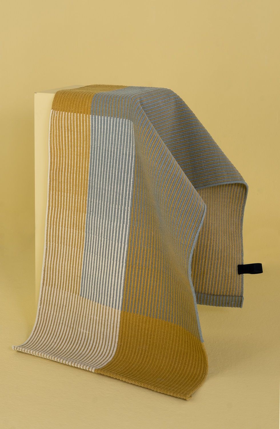 Nanimarquina Haze Rug Teppich in Gelb und Grau mit Streifenmuster, modernes Design für Wohnräume.