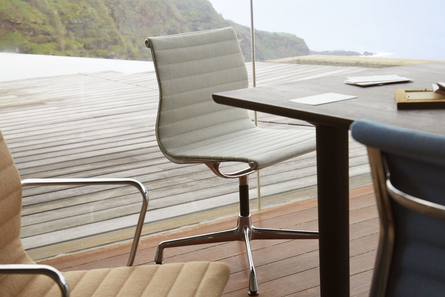 Aluminum Chair EA 104 / EA104 Chaise Vitra
