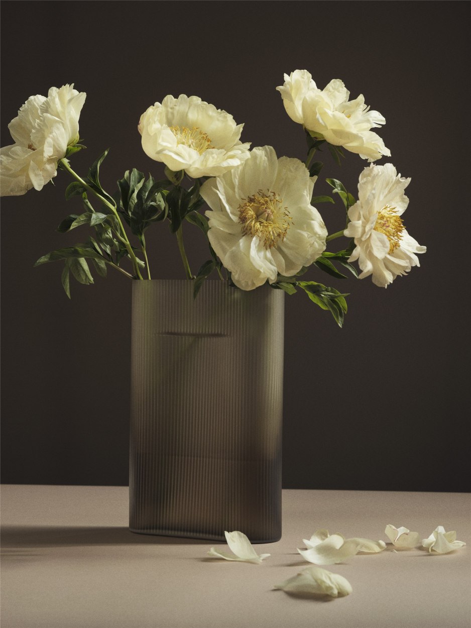 Ridge Vase Muuto Verre dépoli bleu clair H 48,5 cm Ridge Vase Muuto Verre dépoli bleu clair H 48,5 cm