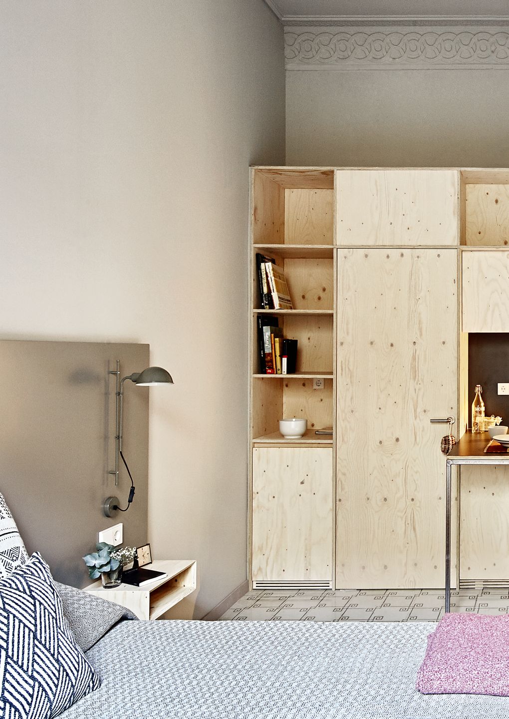 Schlafzimmer mit Funiculí A Wandleuchte in Perlweiß von Marset über Nachttisch montiert.