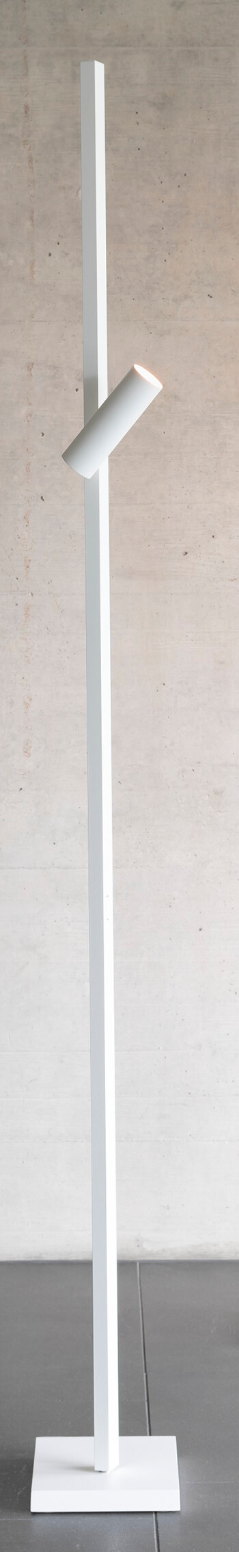 Zen X Floor lamp Lampadaire stele Weiße Zen X Stehleuchte von Steve Lechot Luminaires, minimalistisches Design mit zylinderförmigem Leuchtenkopf und quadratischem Fuß.