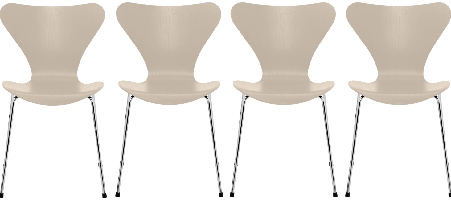 Vier hellbeige Siebener Stühle aus Esche von Fritz Hansen mit Chromgestell.