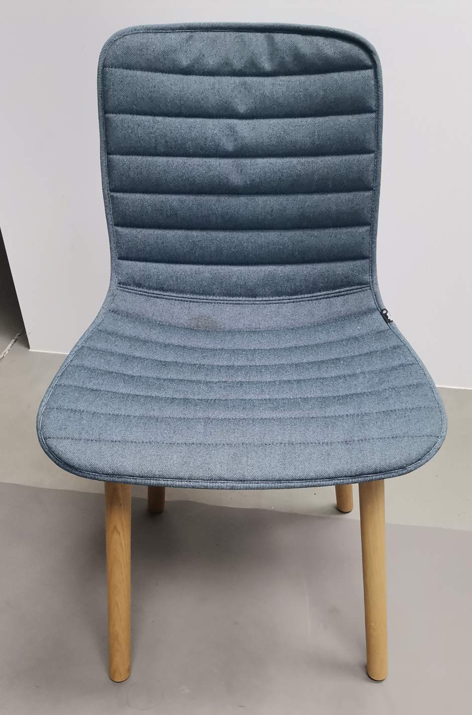 Hal Wood Entièrement rembourré CHÊNE NATURE / HOUSSE PLANO NERO/BLEU GLACE Vitra OBJECTS IMPARFAITS
