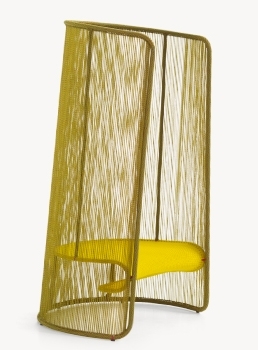 Gelber Design Sessel "Husk" von Moroso aus der M' Afrique Collection. Moderner Loungesessel für Innen und Außen.