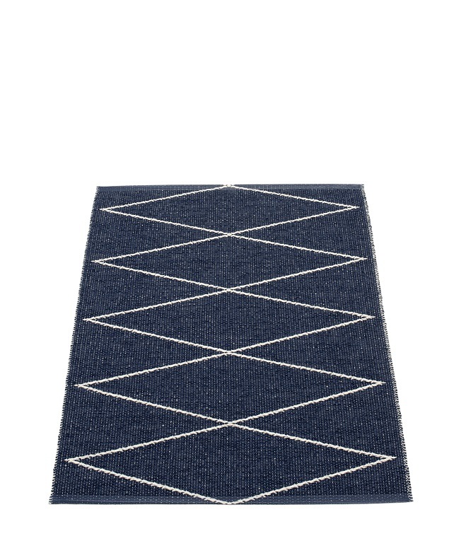 Dunkelblauer Pappelina Max Teppich mit weißem Rautenmuster, 70x100 cm, ideal für Küche und Flur.