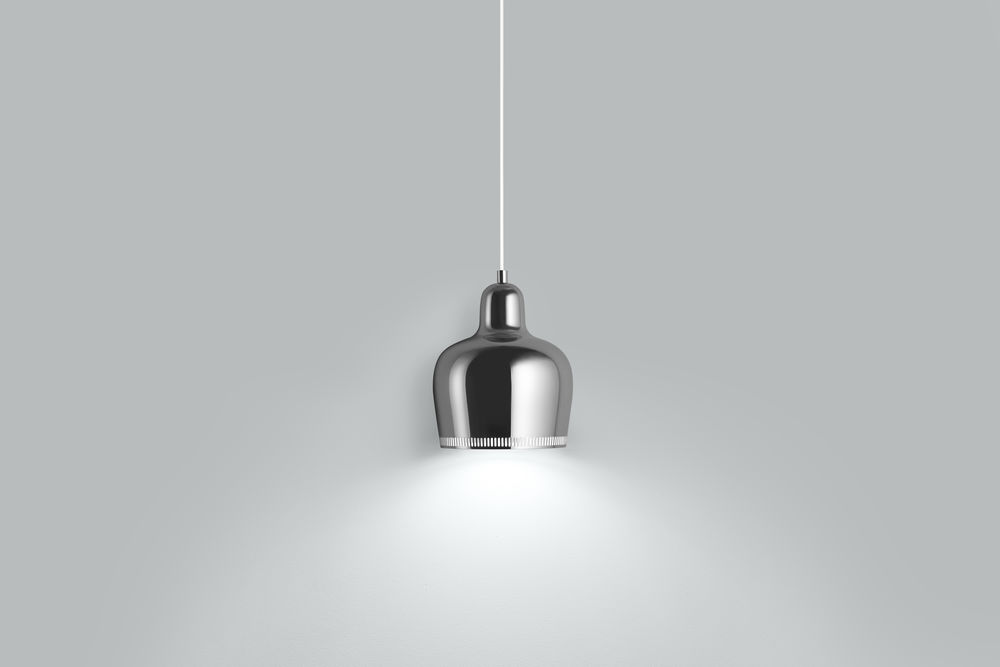 A330S Golden Bell Pendant light Lampe de suspendue Artek Chromé-Blanc A330S Golden Bell Pendelleuchte in Chrom-Weiss: Elegante Hängelampe für stilvolle Beleuchtung im Wohnraum.