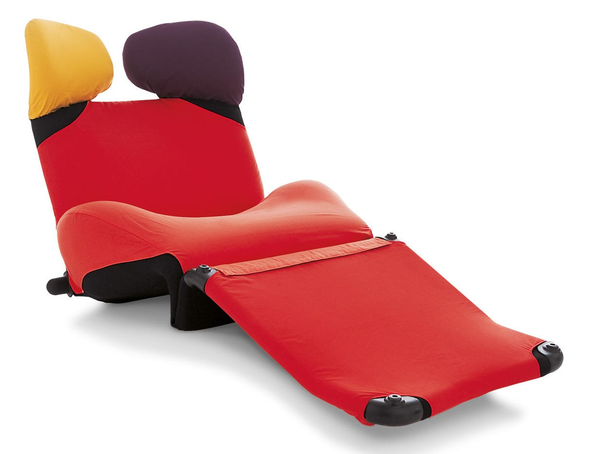Roter Cassina Wink Sessel mit verstellbarer Rückenlehne und Fußstütze für entspanntes Sitzen.