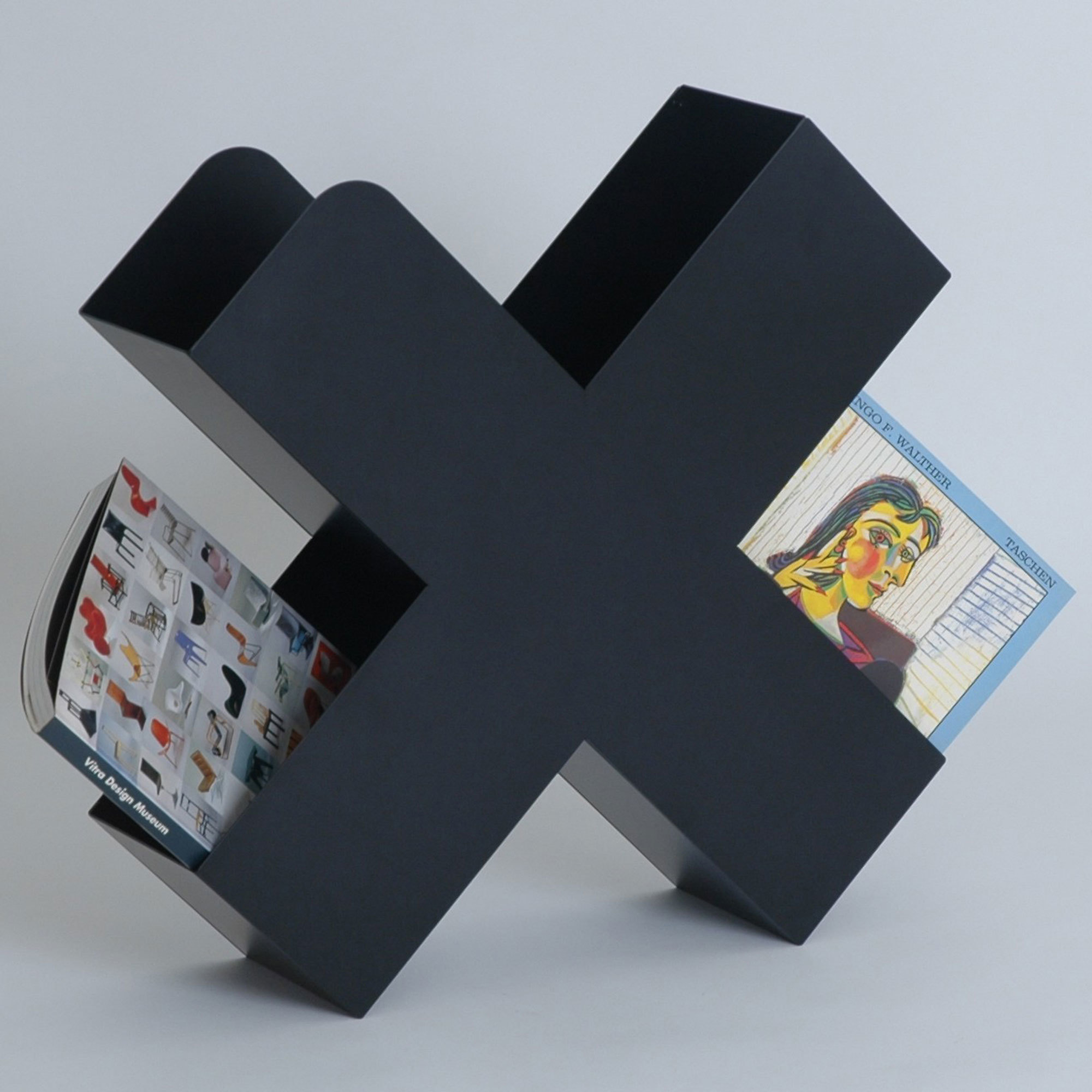 Bukan Porte-revues Mox noir Bukan Zeitschriftenhalter Mox schwarz: Moderner Zeitschriftenständer in X-Form, ideal für Zeitschriften und Bücher.