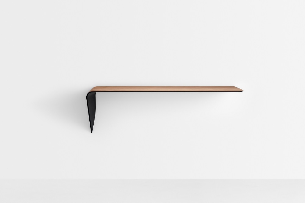 Mamba Light Ablage von MDF Italia: Wandsekretär mit Holzablage und schwarzer Halterung.