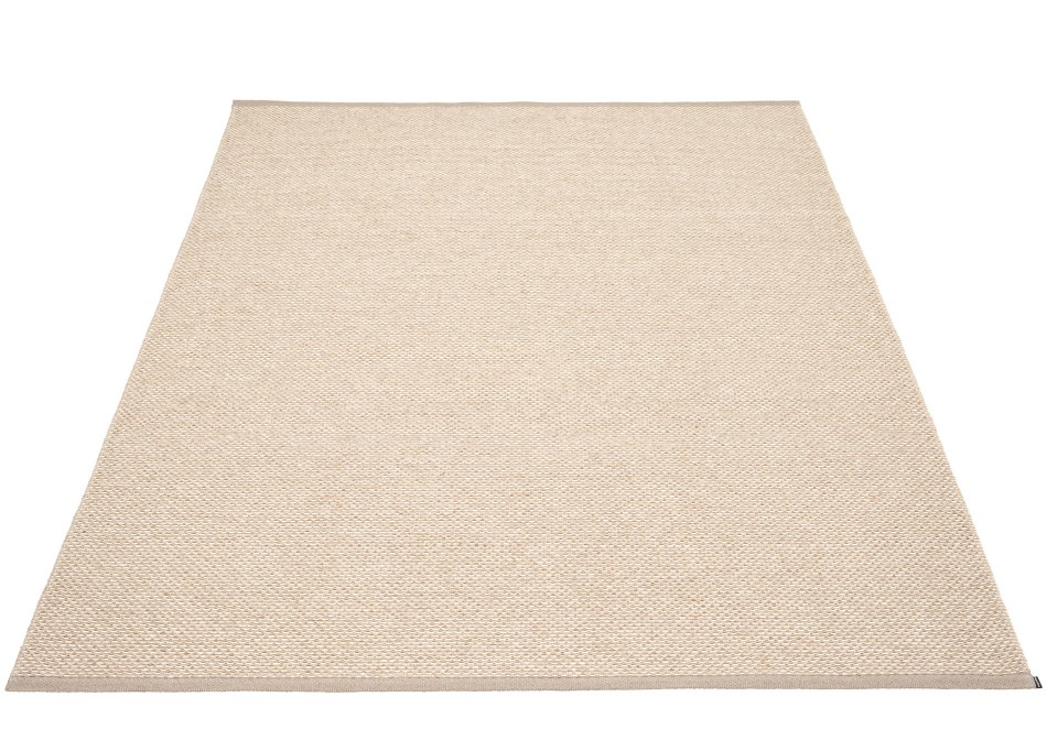 Effi Kunststoffteppich von Pappelina in Schlamm, Größe 230x320 cm. Moderner Teppich für Innen und Außen.