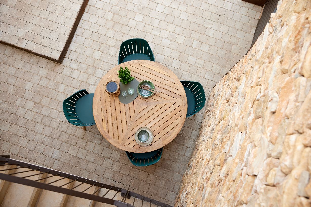 Définir une table de salle à manger ronde d'extérieur en rotin