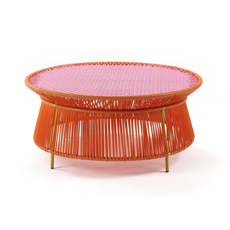 Caribe Beistelltisch niedrig für Outdoor: Orangefarbenes Gestell mit rosa Tischplatte und gelben Füßen.