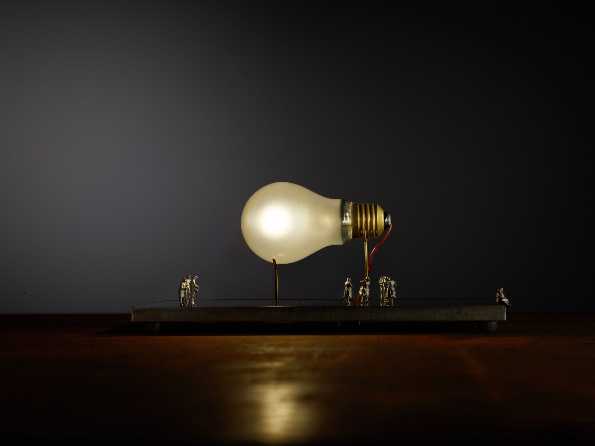 I Ricchi Poveri Monument for a Bulb lampe de Table Ingo Maurer