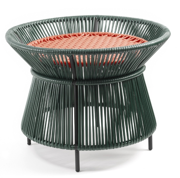 Moosgrüner Outdoor Tisch "Caribe Chic Basket Table" mit kupferfarbener Sitzfläche und schwarzem Gestell.