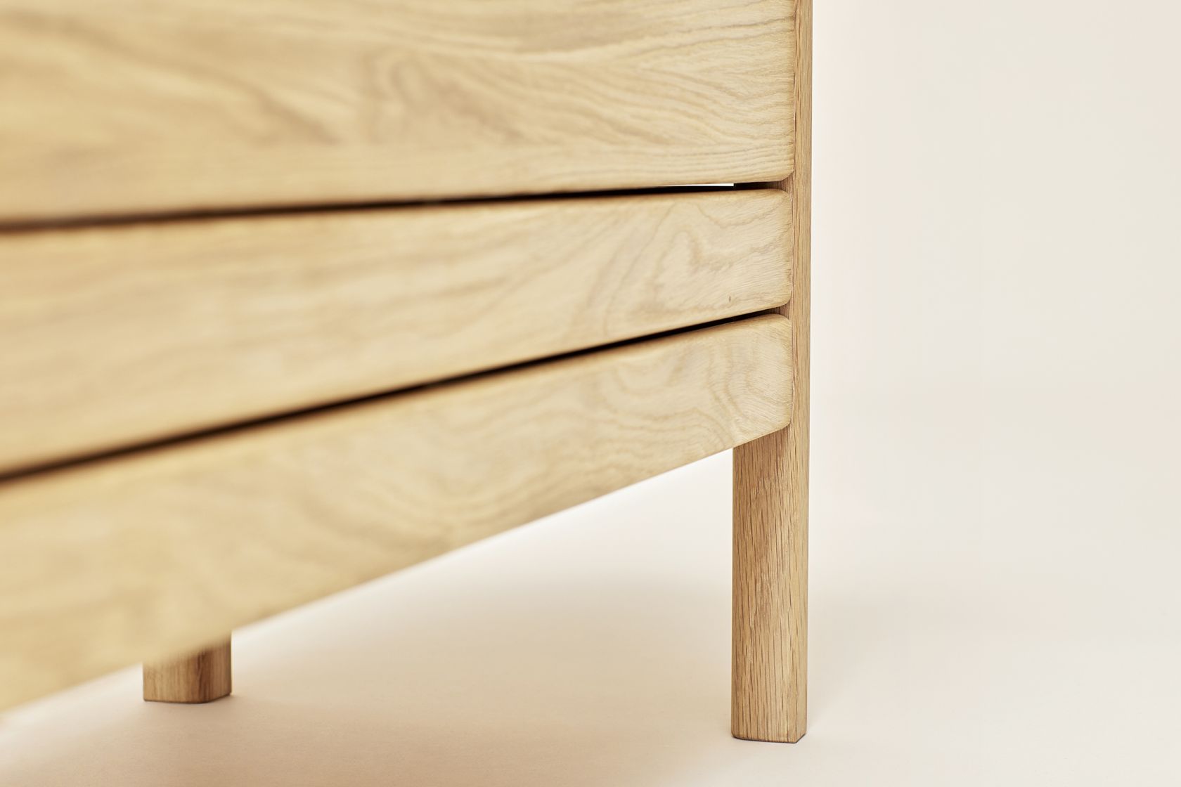 A Line Banc coffre 111 en chêne blanc huilé Form & Refine