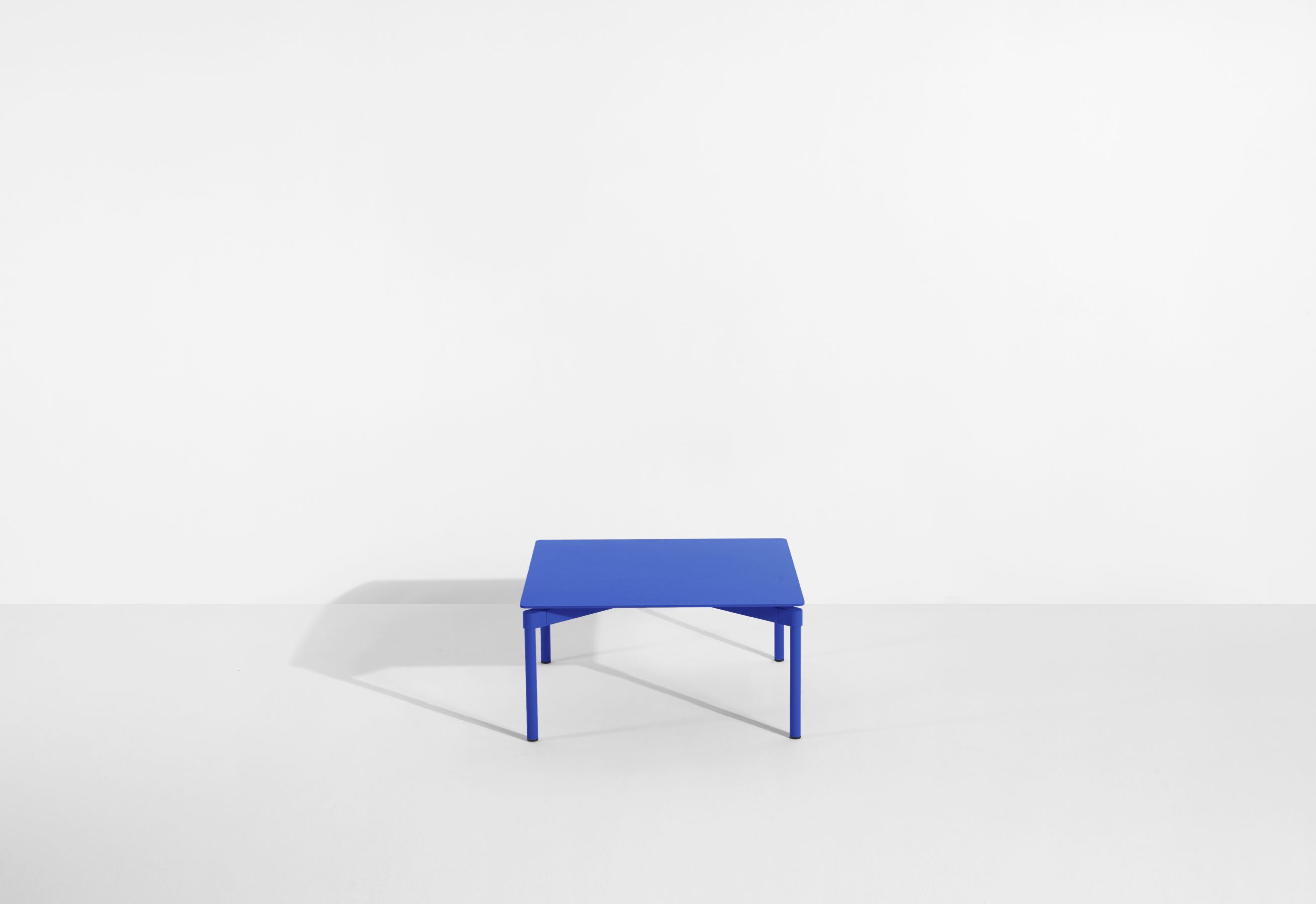Blauer Fromme Coffee Table Couchtisch von Petite Friture, quadratisch und minimalistisch. Moderner Beistelltisch für Wohnzimmer.
