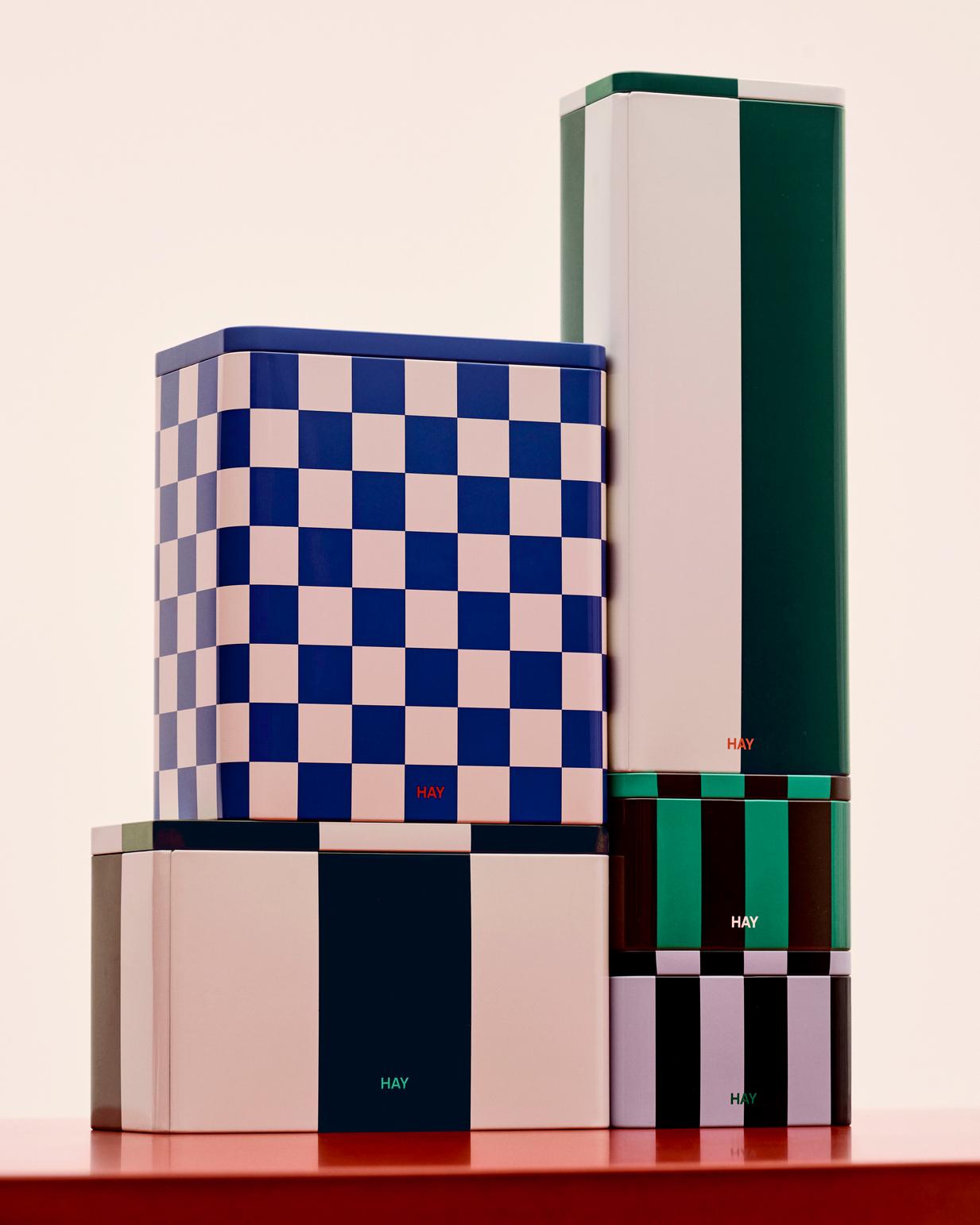 Petite boîte de rangement en métal bleu foncé et lavande pour le foin