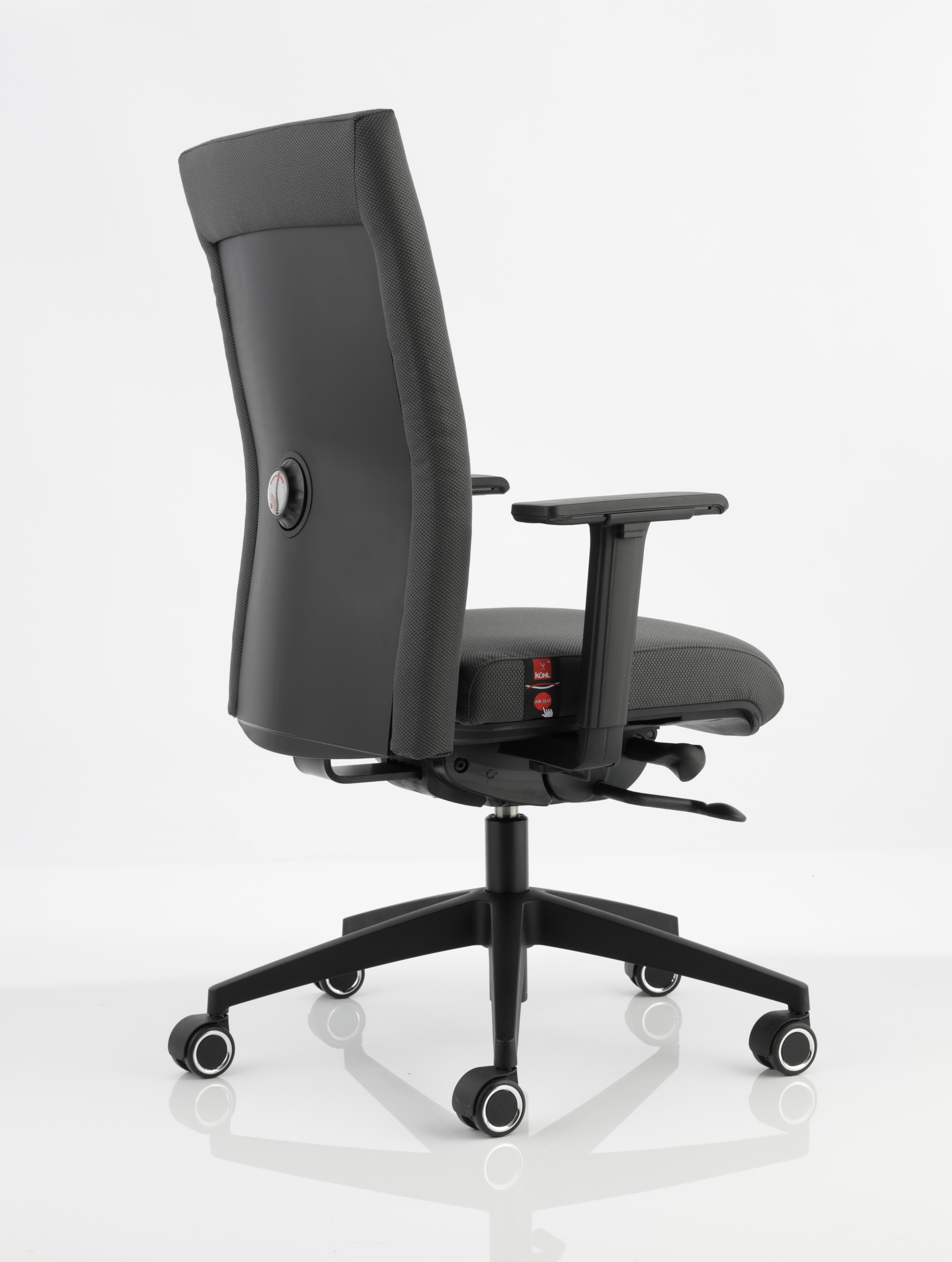 Selleo Edge Bürodrehstuhl von Köhl, ergonomischer Drehstuhl in Schwarz mit hoher Rückenlehne und Armlehnen.