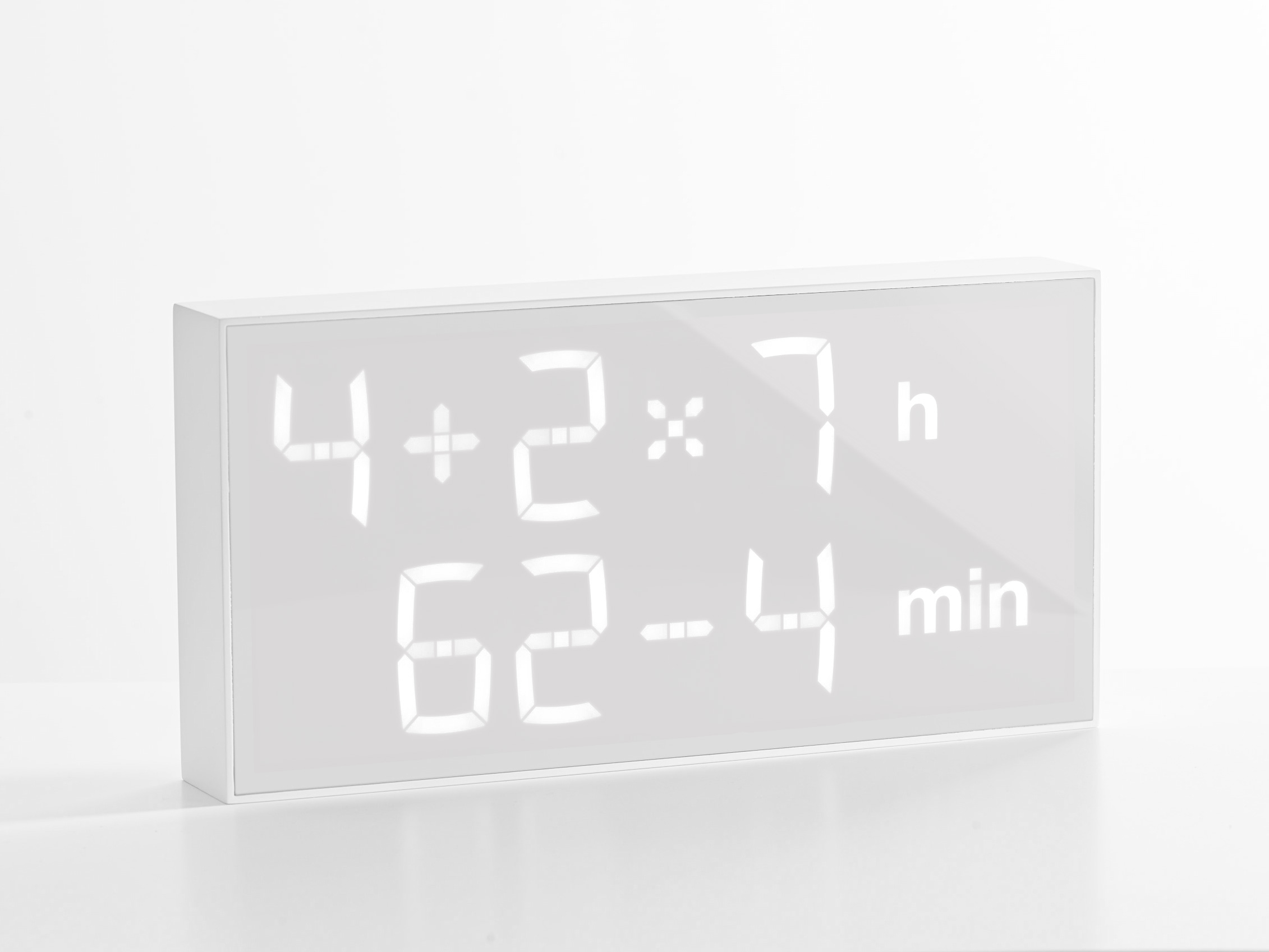 Schneeweiße Albert Clock LED Digitaluhr zeigt die Uhrzeit mit Rechenaufgaben als Tischuhr oder Wanduhr.