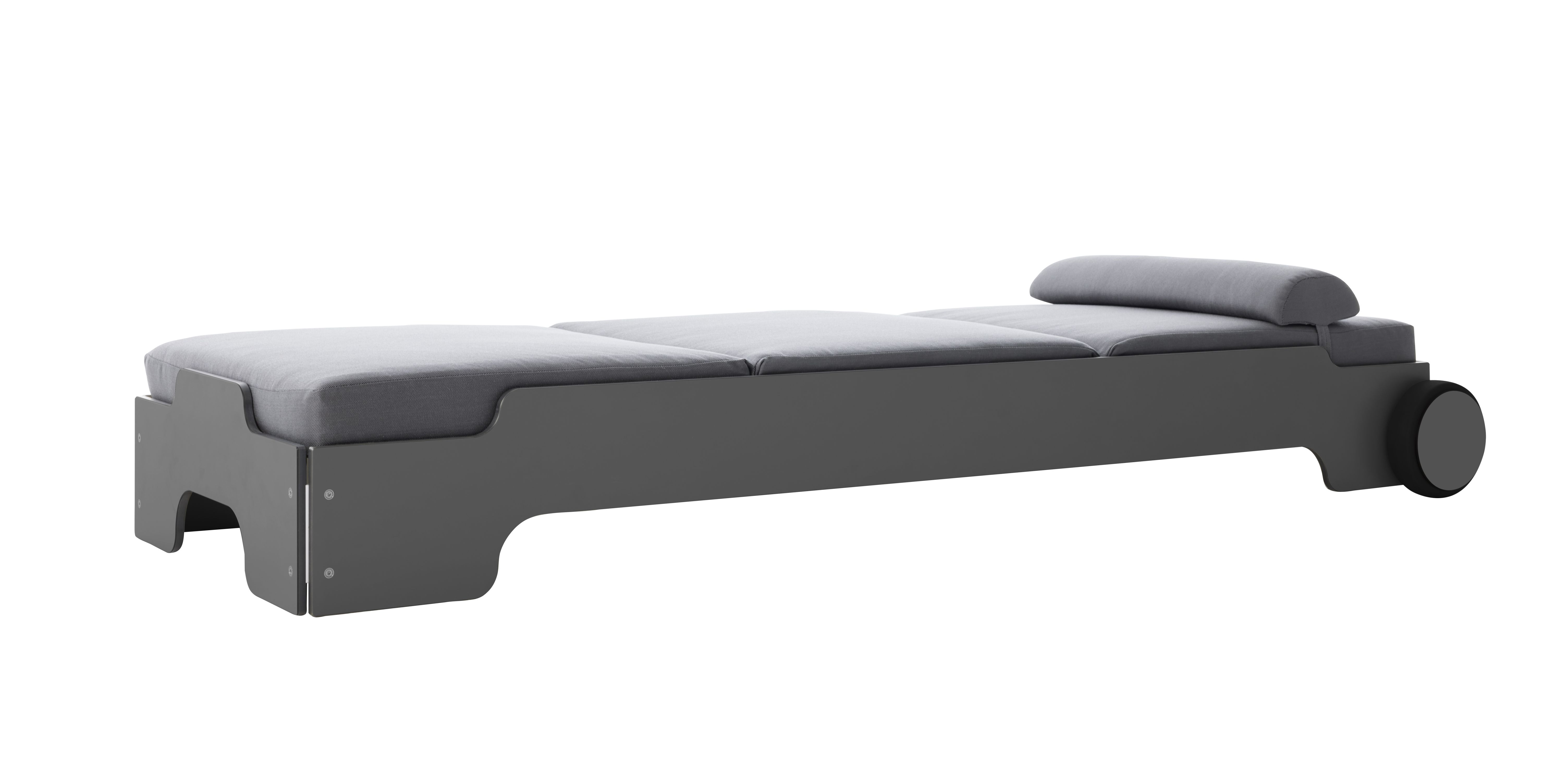 Solara Stapelliege von Müller Möbelwerkstätten mit Rädern und grauer Polsterauflage für den Outdoor-Bereich.