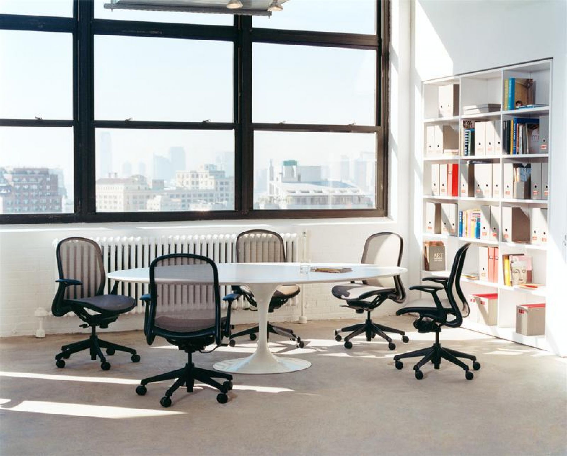 Saarinen Table de salle à manger ovale combinaison préférentielle L 198 x P 121 x H 74 cm / LAMINATE BLANC Knoll International PIÈCE D'EXPOSITION