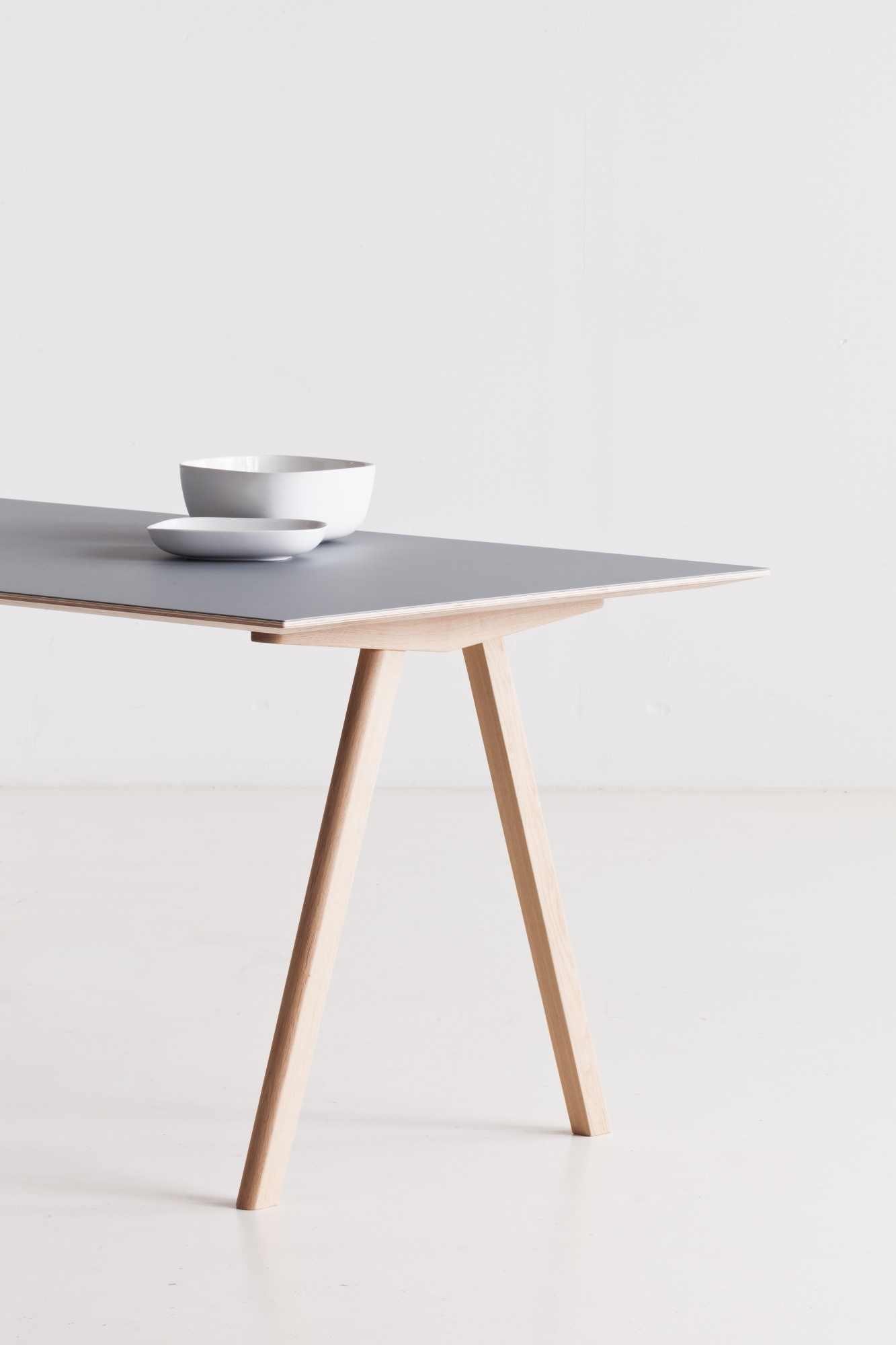 Copenhague Table CPH 10 Hay Chêne laqué à l'eau / plateau linoléum blanc cassé chants MDF
