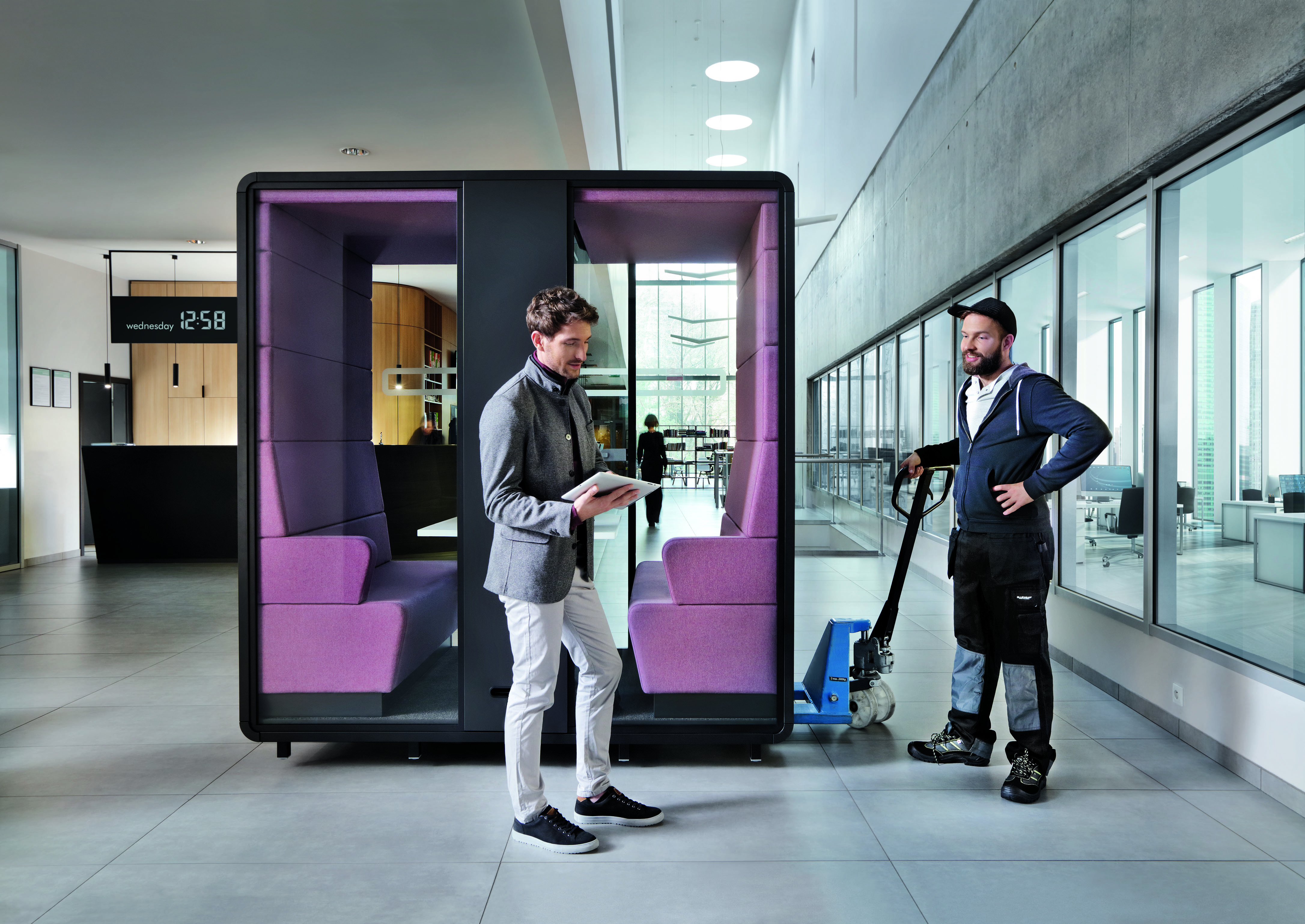 HushMeet Meetingbox von Mikomax, moderner Besprechungsraum für Büro, mit zwei Personen im Gespräch.