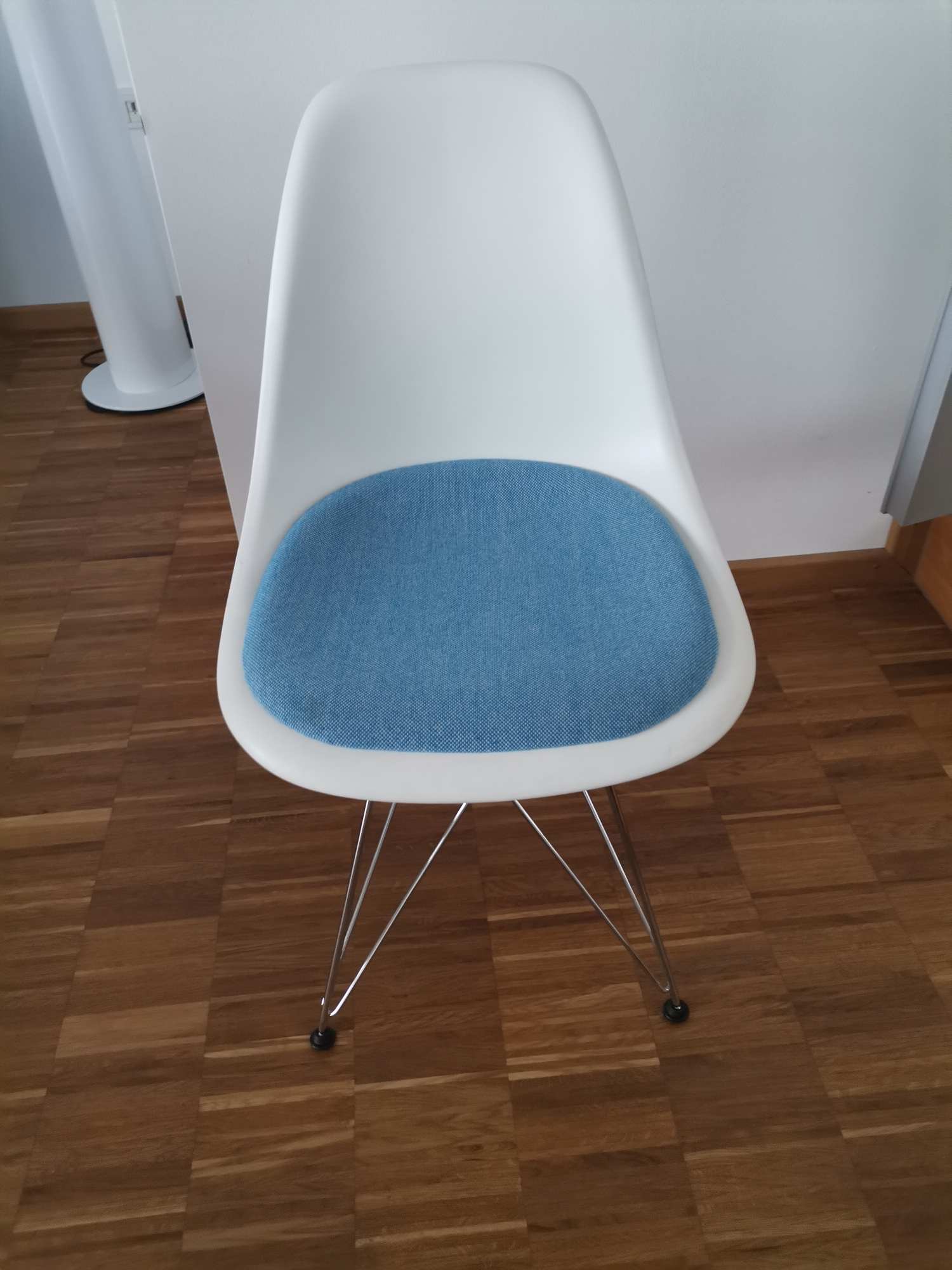 Eames Plastic Side Chair DSR chaise avec coussin d'assise Vitra Chrome - Hopsak BLEU, BLANC PIÈCE D'EXPOSITION (3x disponibles) 