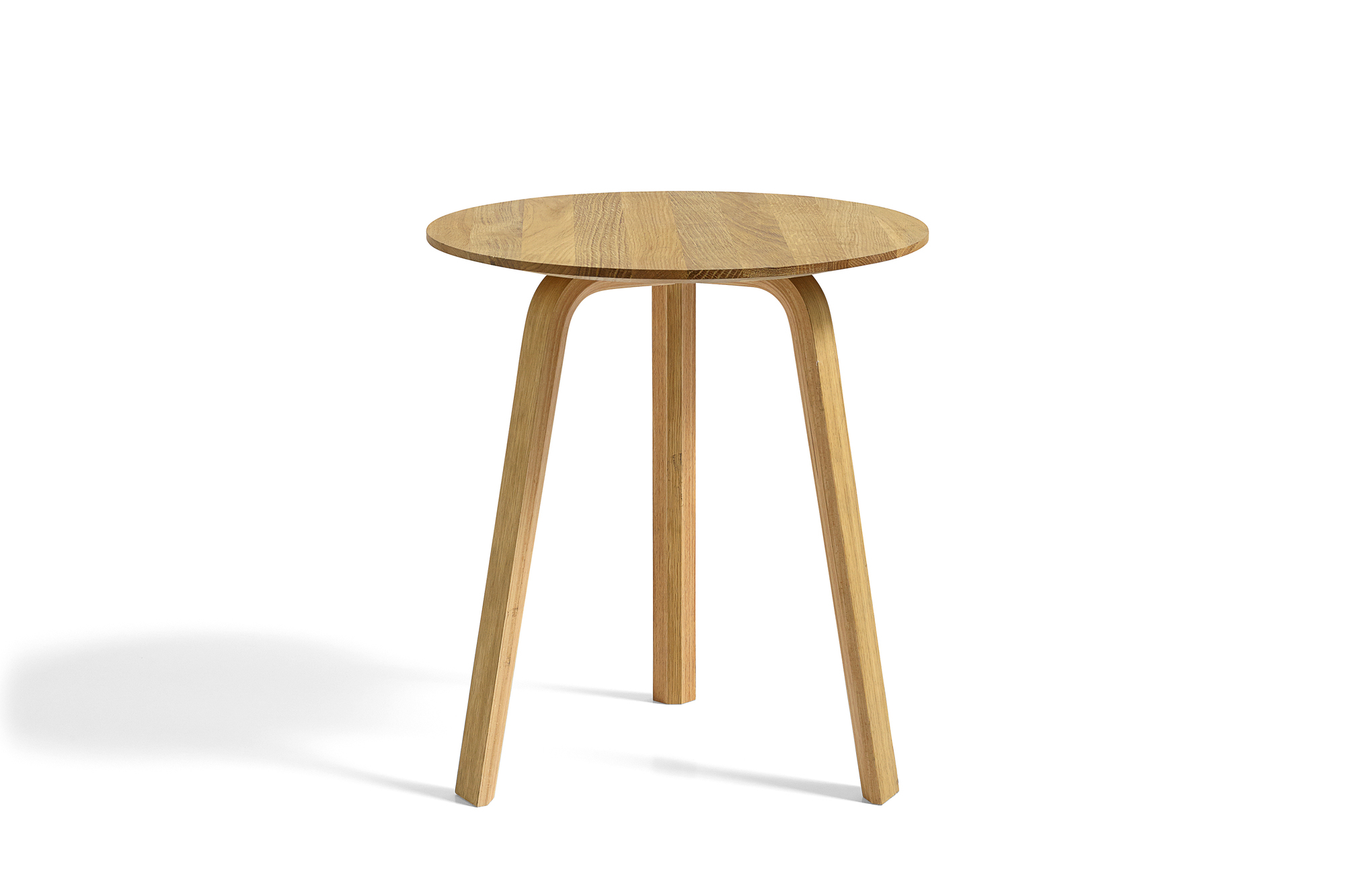 Bella Coffee Table Beistelltisch von Hay, geölte Eiche, runde Tischplatte mit drei Beinen.