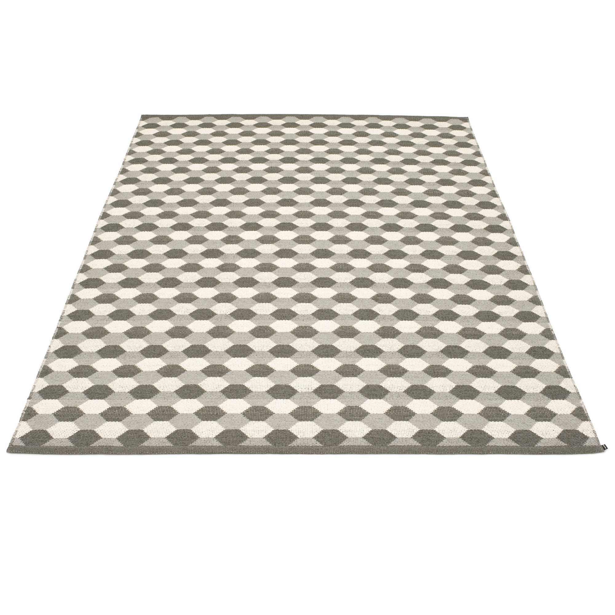 Dana Kunststoffteppich 180x275 warm grau von Pappelina mit geometrischem Muster aus der Vogelperspektive.