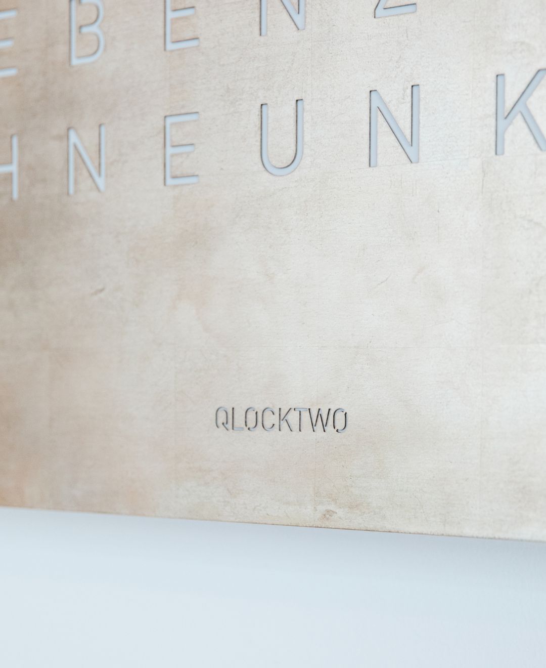 Earth 90 Creator's Edition Horloge murale / Objet temporel Allemande QLOCKTWO