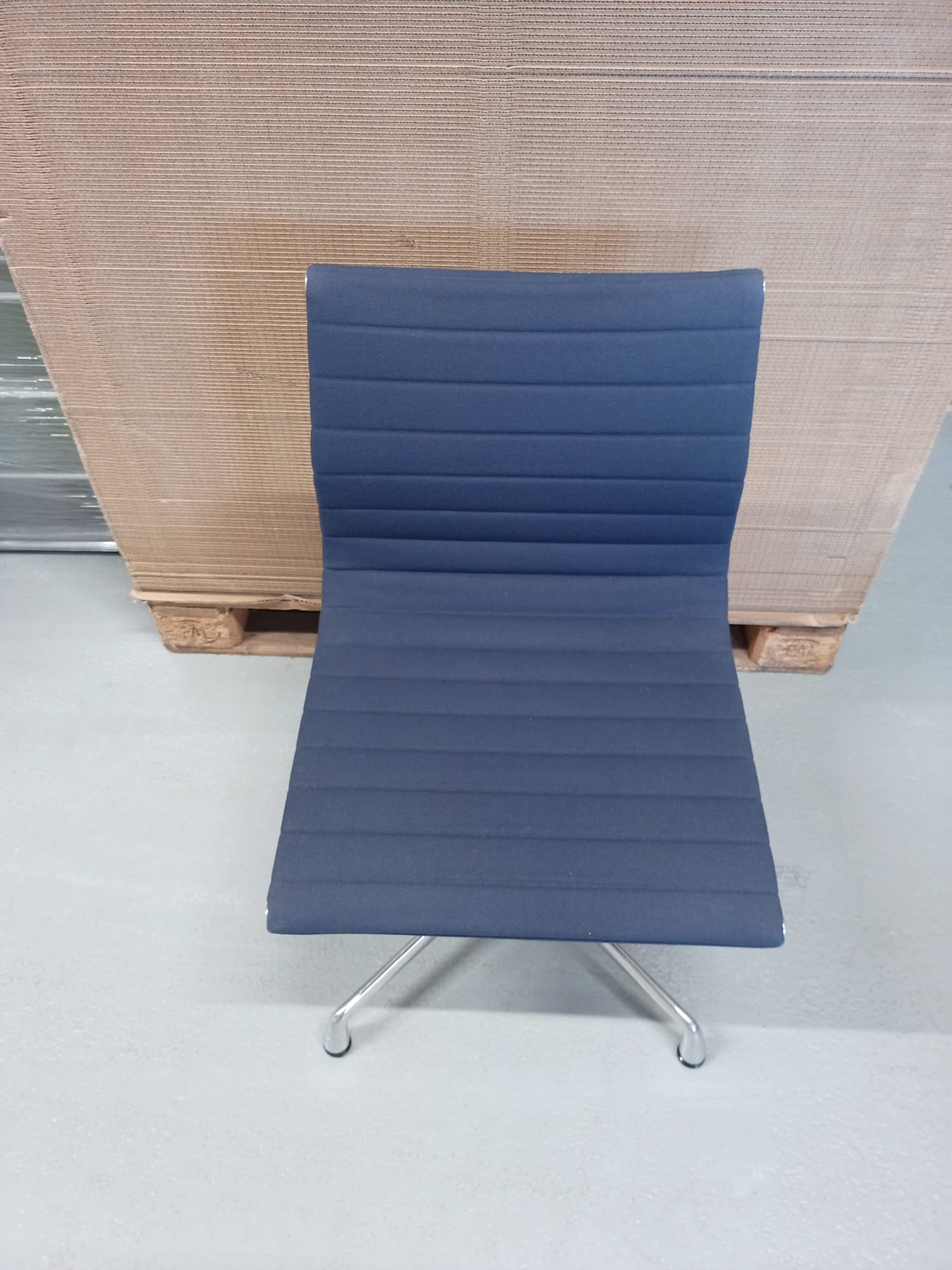 Chaise en aluminium EA 101 / Chaise EA101 BLEU FONCÉ/BRUN MAÏS Vitra MEUBLE D'EXPOSITION / MEUBLES D'OCCASION