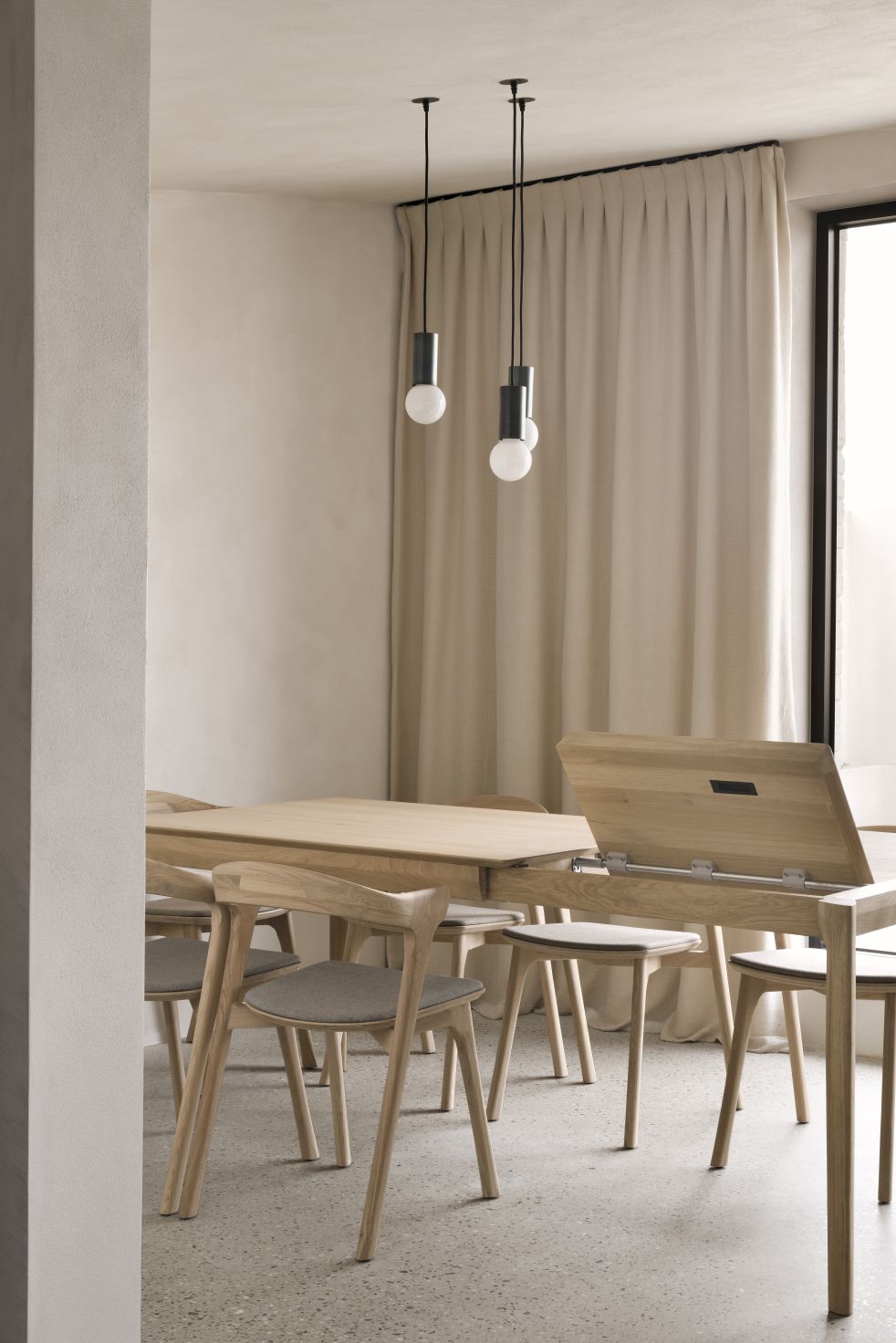 Bok table à rallonges chêne verni L120-180cm Ethnicraft